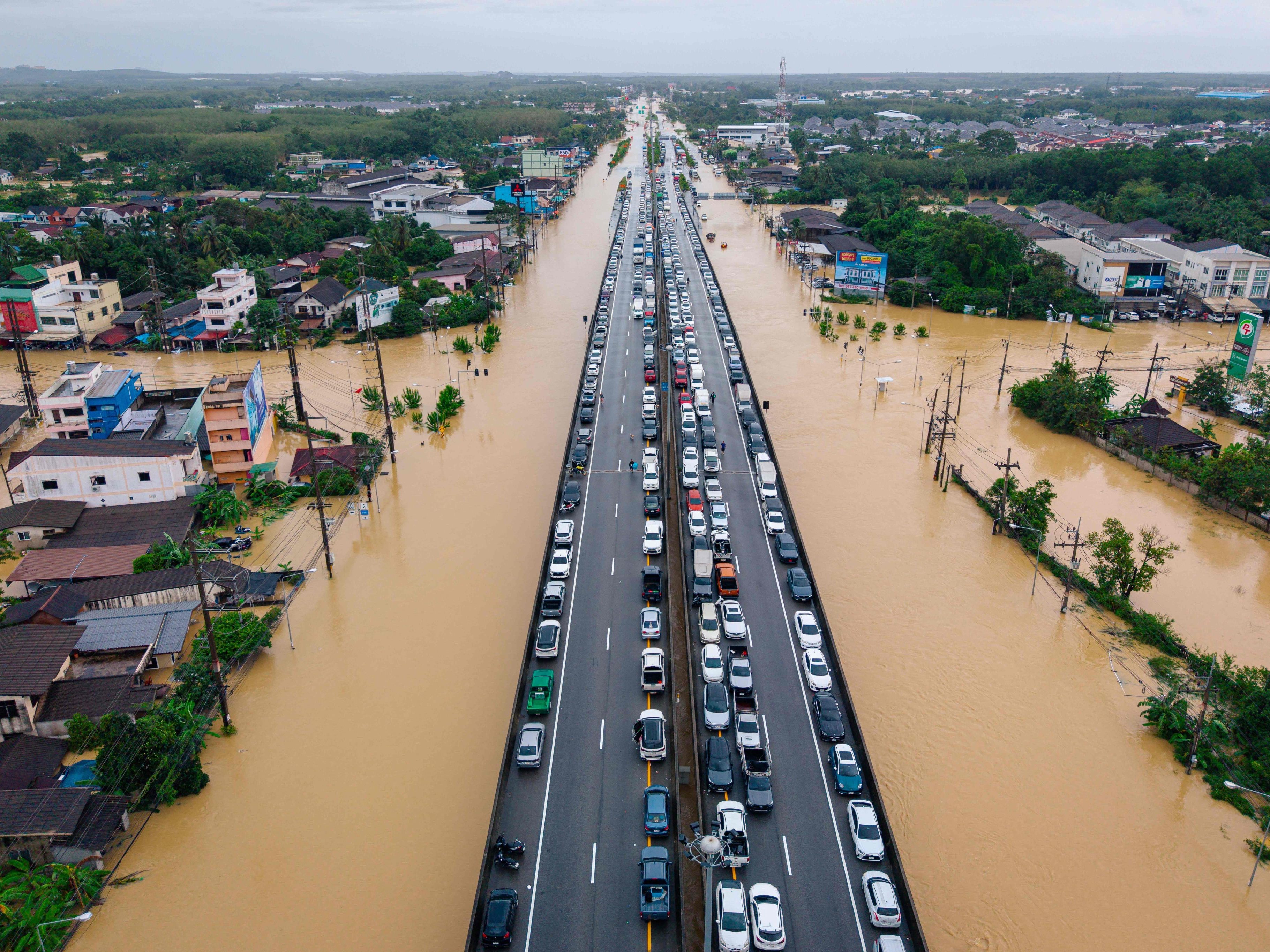 Nach sintflutartigen Monsunregenfällen kämpft Südthailand mit verheerenden Überschwemmungen.