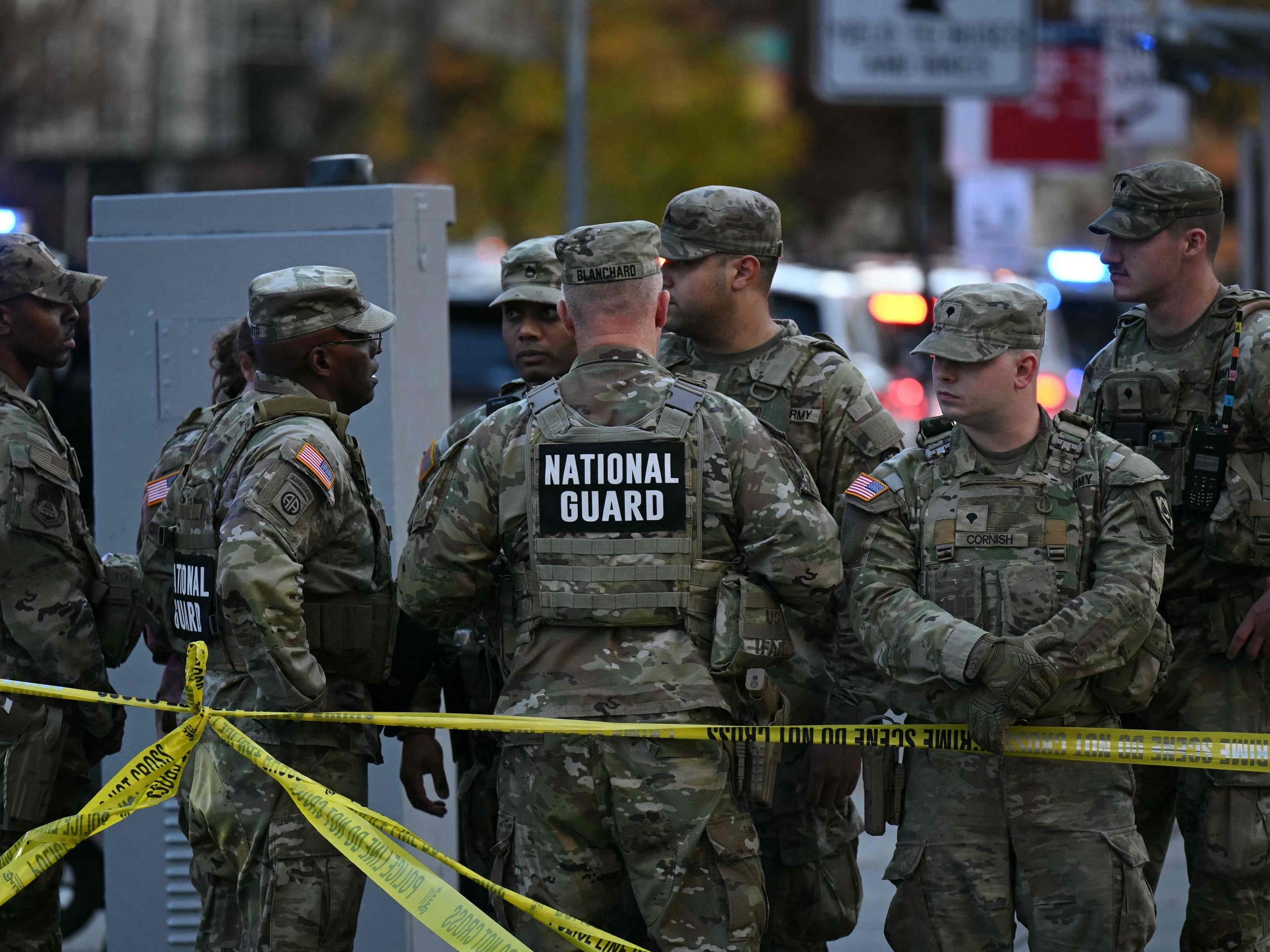 Nationalgardisten nahe einem Tatort in der Innenstadt von Washington, D.C., am 26. November 2025.