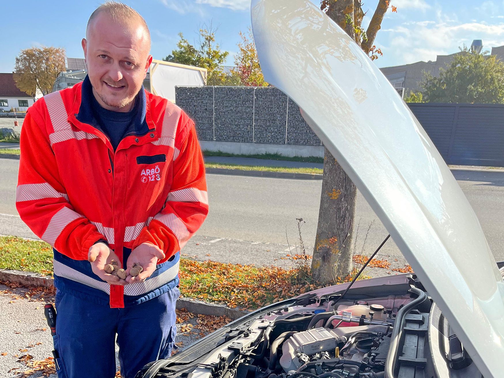 ARBÖ-Techniker Edin Redzic mit Nüssen, die er aus dem Motorraum entfernt hat.
