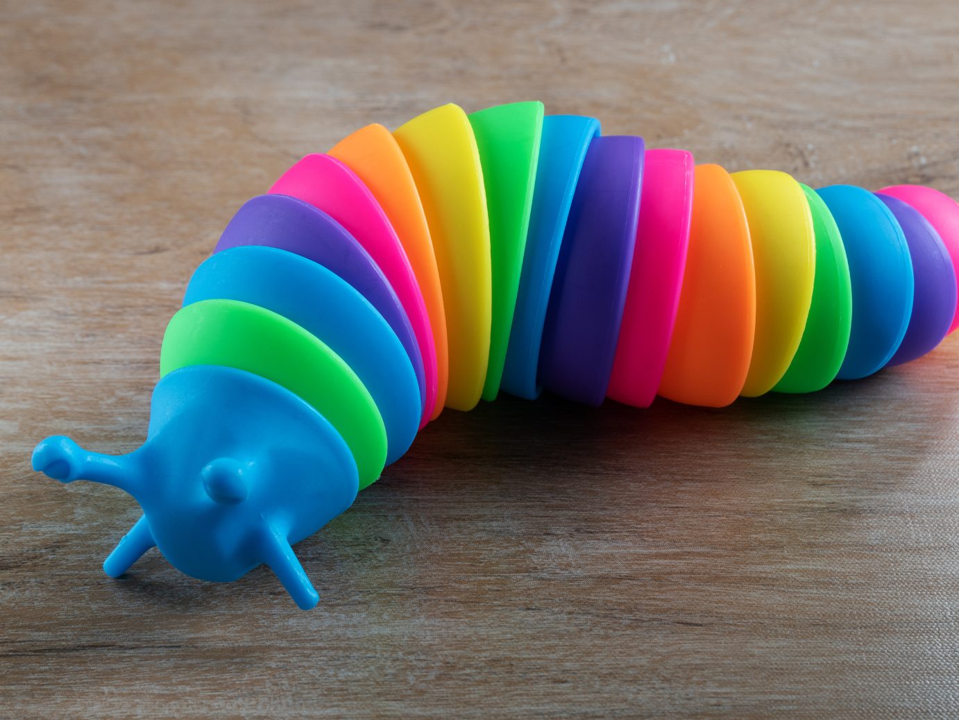 Das Kneten und Entspannen Spielzeug "Rainbow Caterpillar" wird zurückgerufen.