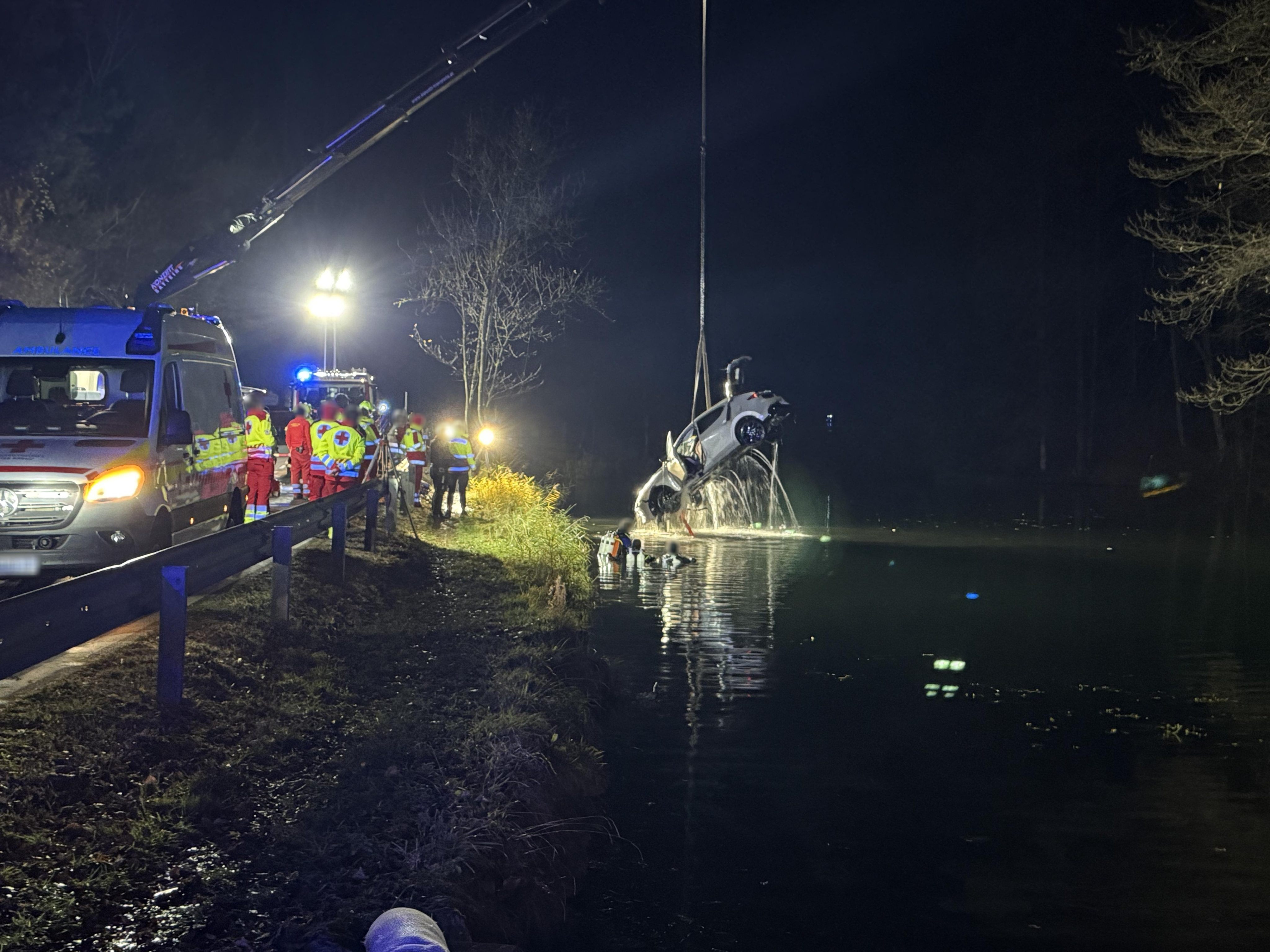 Ein Pkw ist am Sonntagabend in Satteins in den Schwarzen See gestürzt.