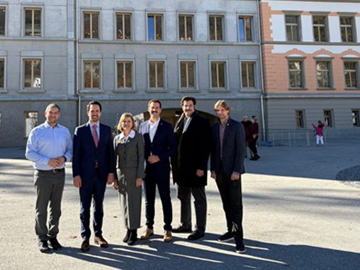Direktor Simon Hagen, Bundesminister Christoph Wiederkehr, Bildungslandesrätin Barbara Schöbi-Fink, Bürgermeister Simon Tschann, Stadtrat Cenk Dogan und Stadtrat Bernhard Corn (v. l. n. r.)