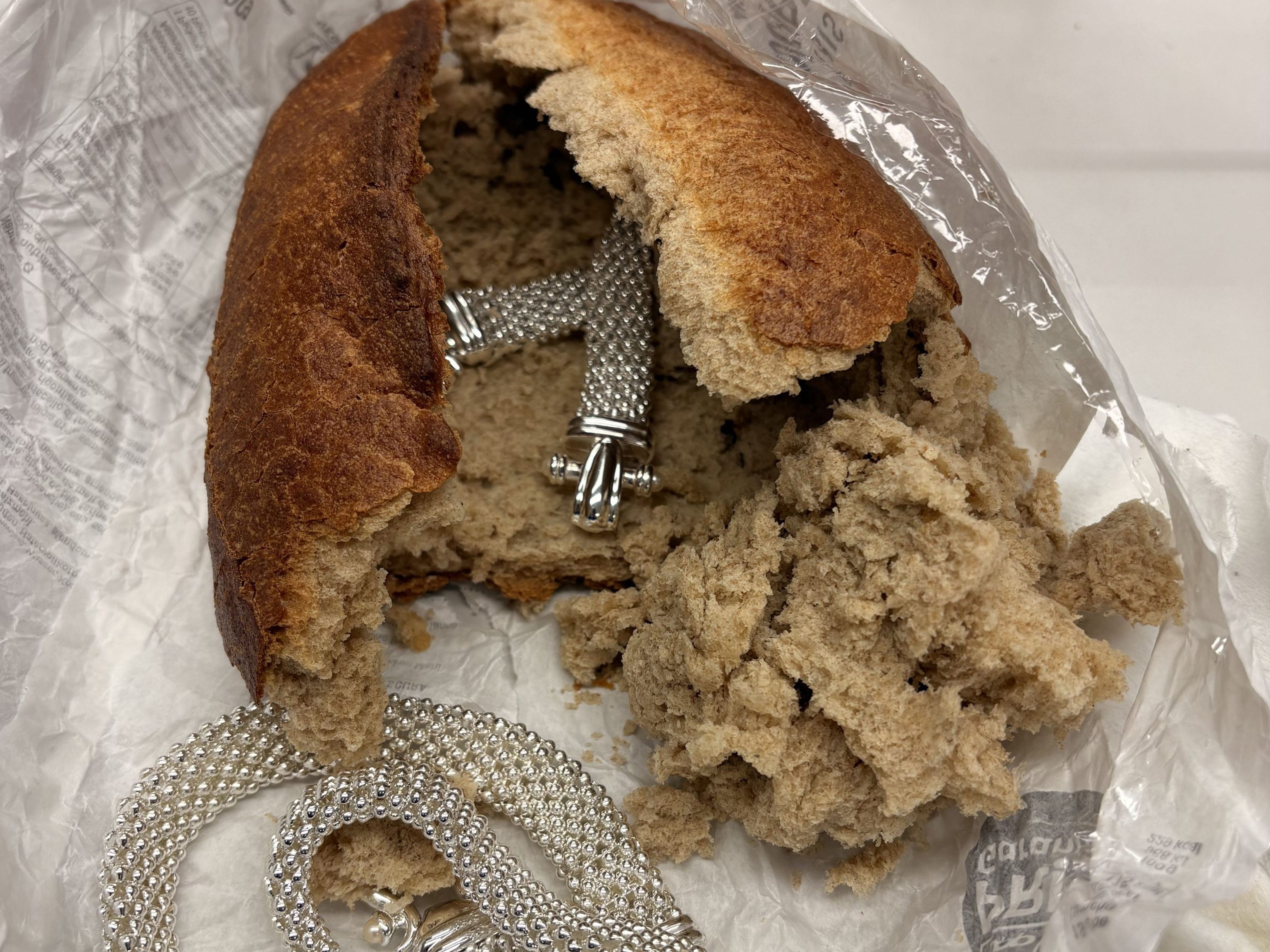 Ein Brotlaib mit brisantem Inhalt: Bei einer Zollkontrolle in St. Margrethen wurde mutmaßliches Diebesgut entdeckt.