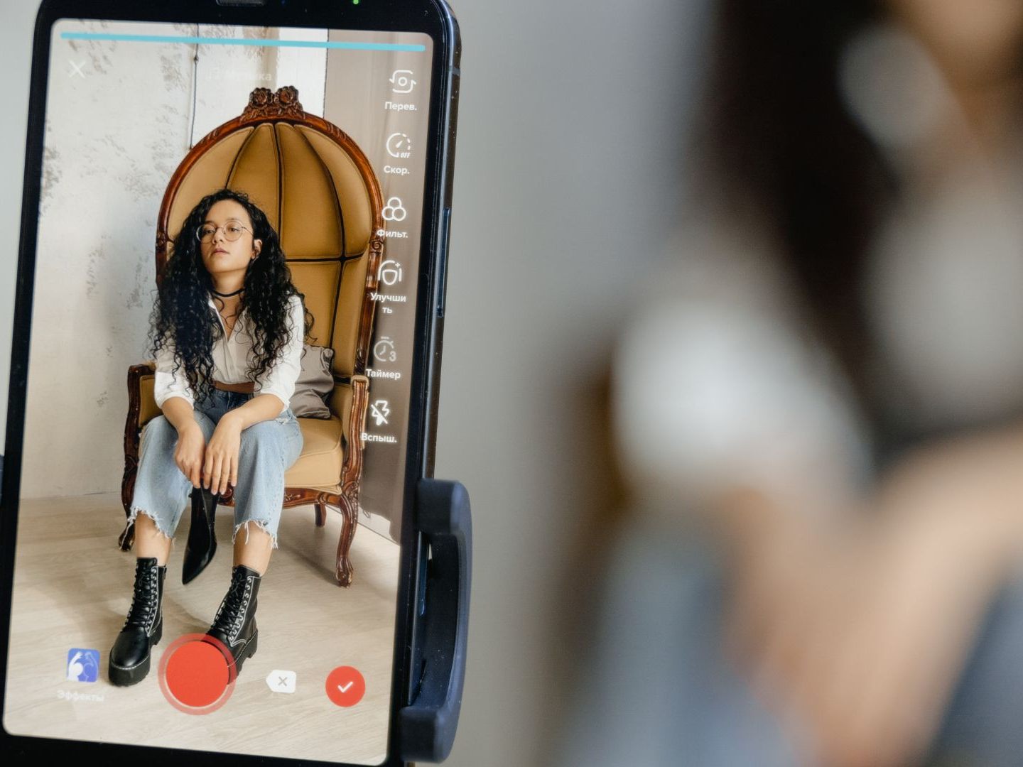 Der chinesische Anbieter soll absichtlich "verdummende" Inhalte für Europas jugendliche "TikTok"-Konsumenten ausspielen.