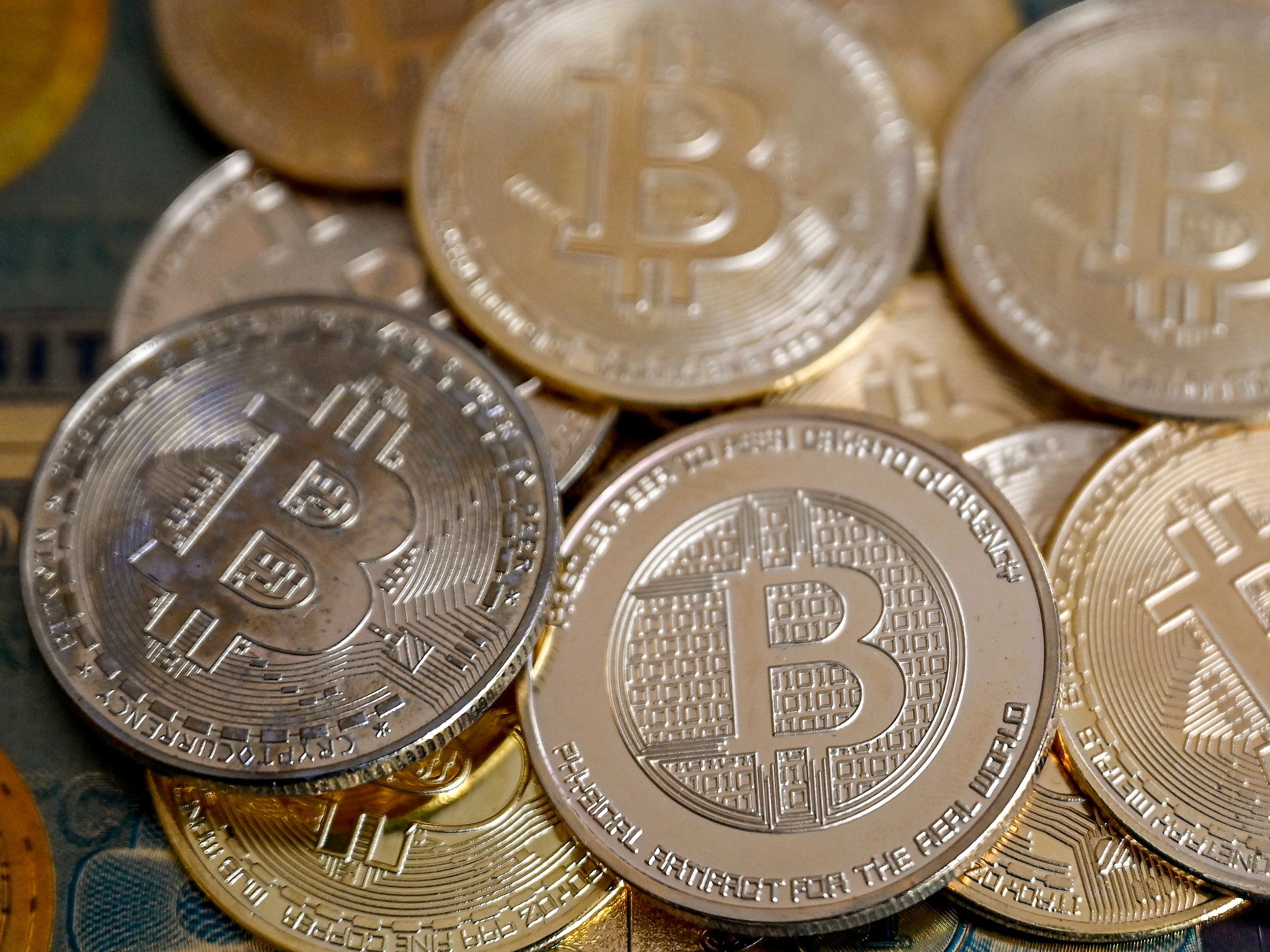 Bitcoin stürzte unter 83.000-Dollar-Marke.