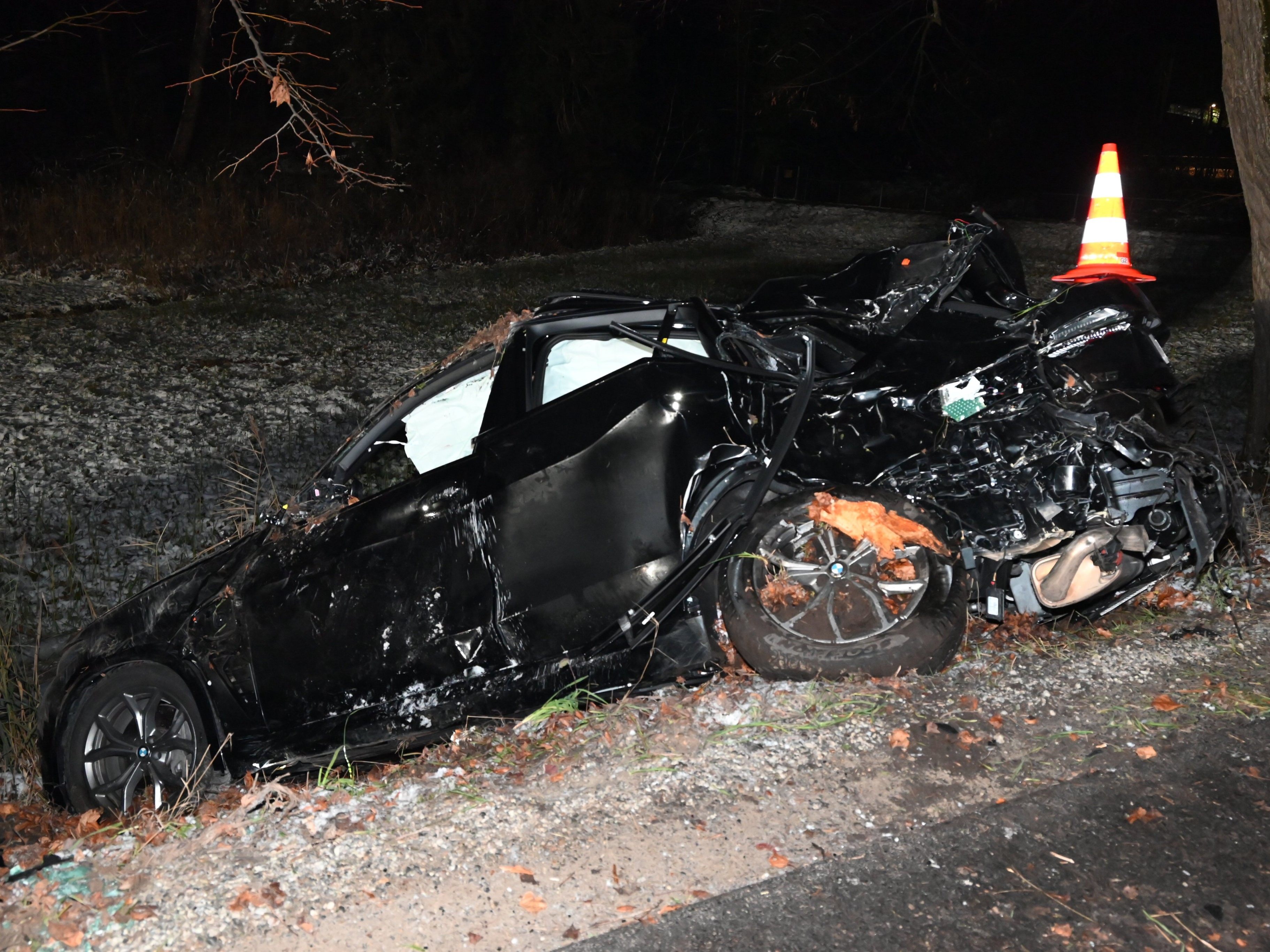 Ein 31-jähriger Autofahrer verlor in St.Gallen die Kontrolle über sein Fahrzeug und prallte gegen mehrere Objekte.