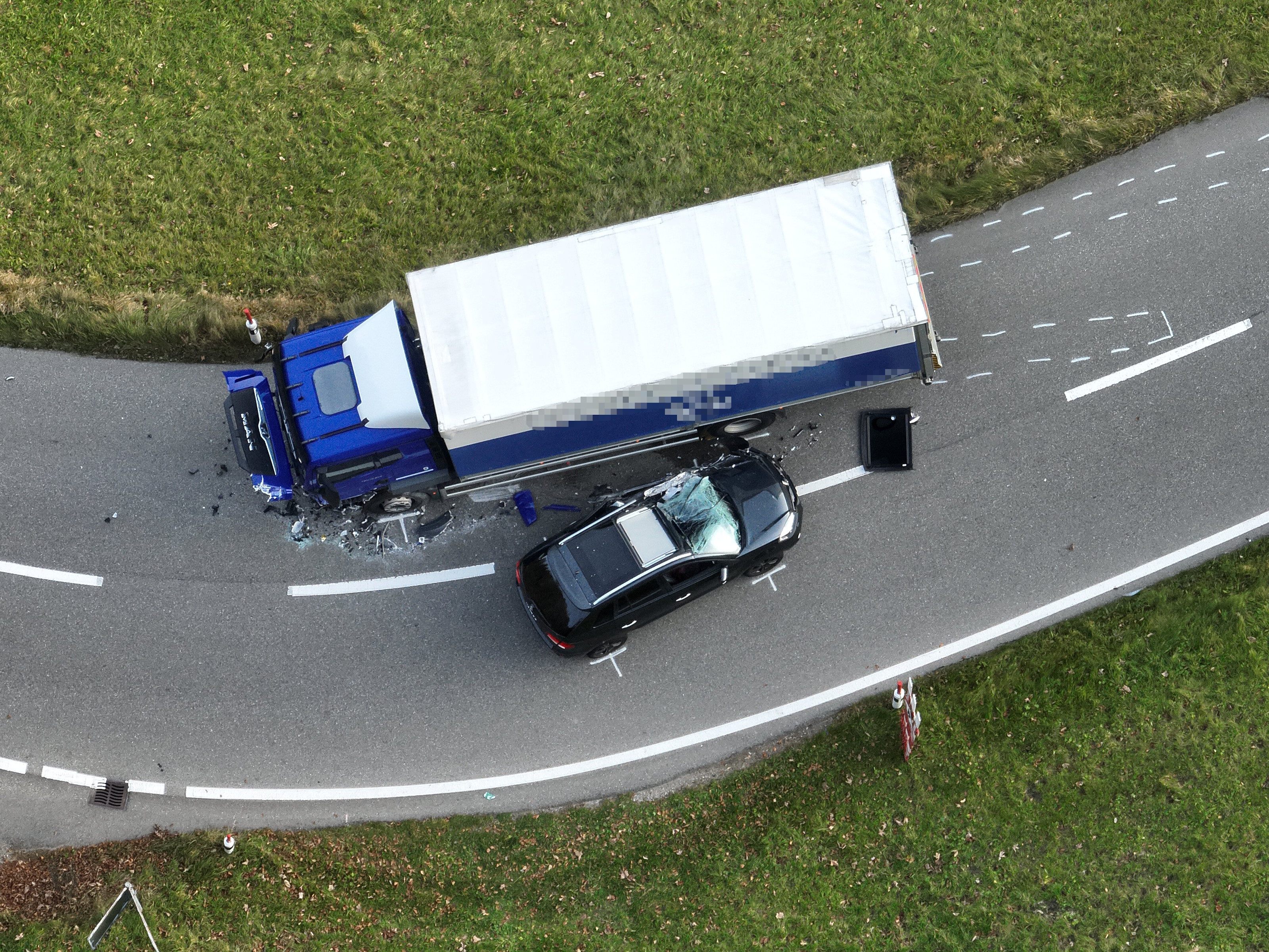 Bei einem Frontalzusammenstoß auf der Wasserfluhstraße wurde eine 80-jährige Autofahrerin verletzt.