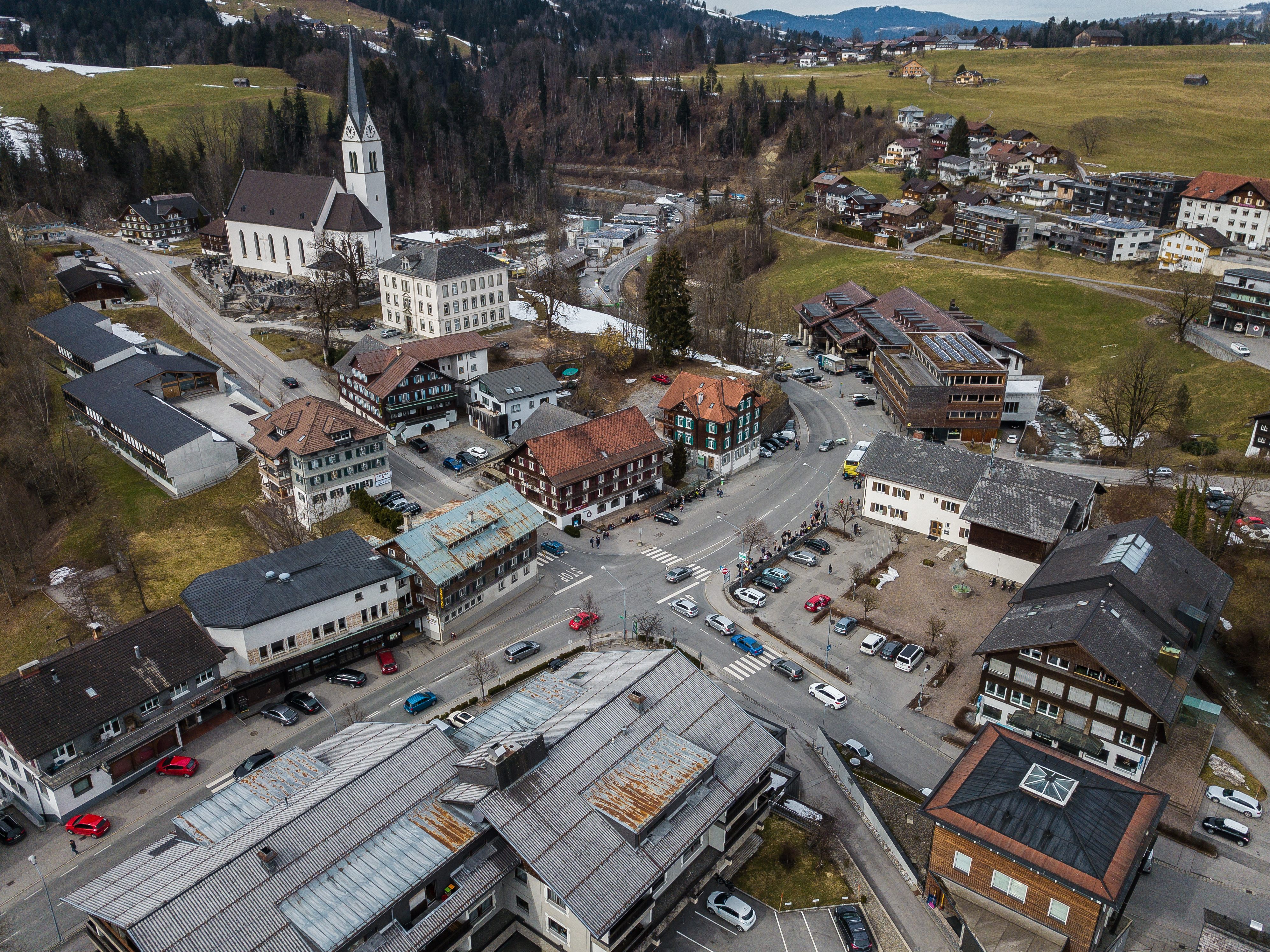 In Egg ist am Dienstagvormittag ein landwirtschaftliches Fahrzeug über eine Böschung gestürzt.
