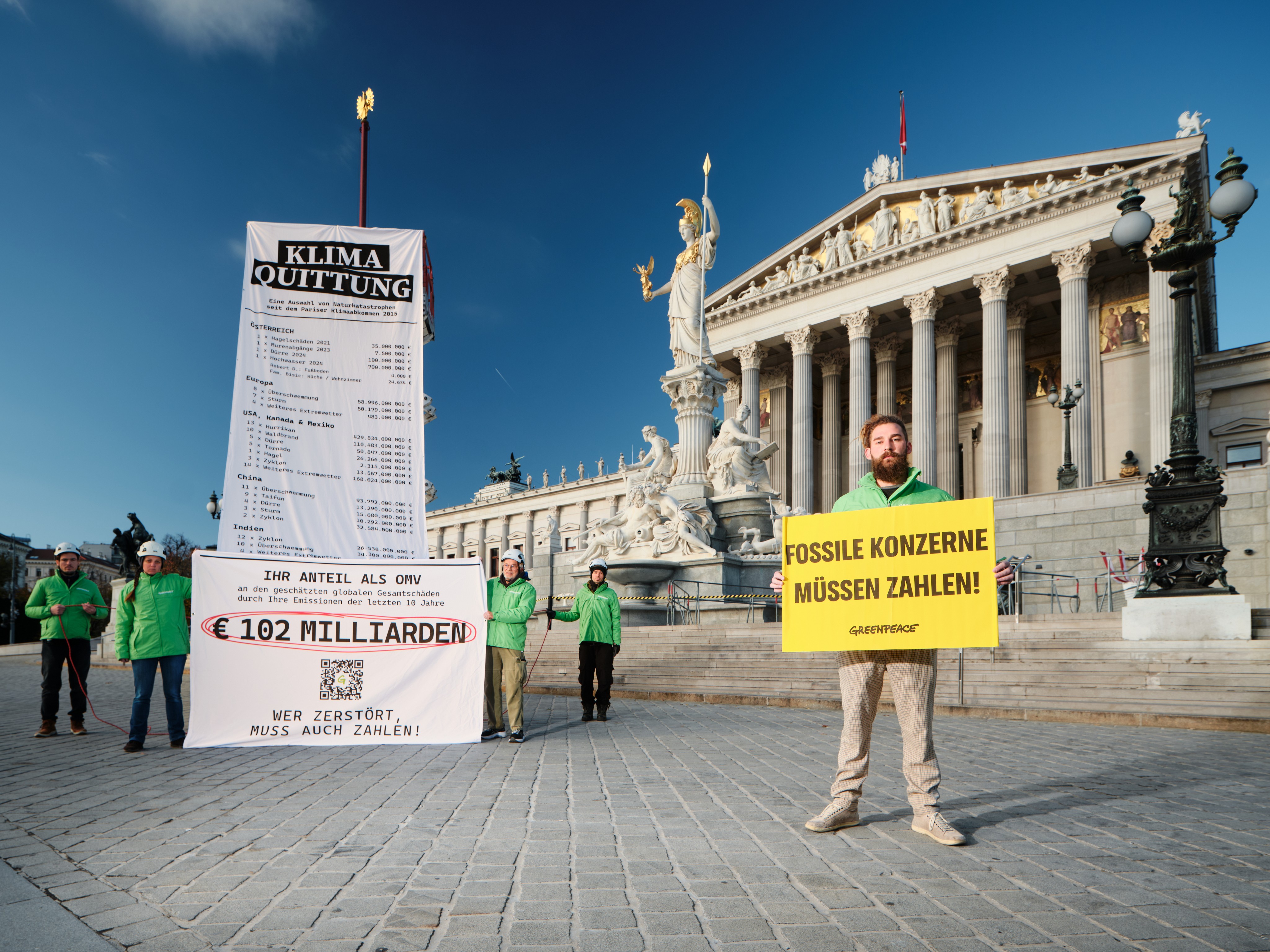 Greenpeace razgrnil 'klimatsko potrdilo' pred parlamentom na Dunaju