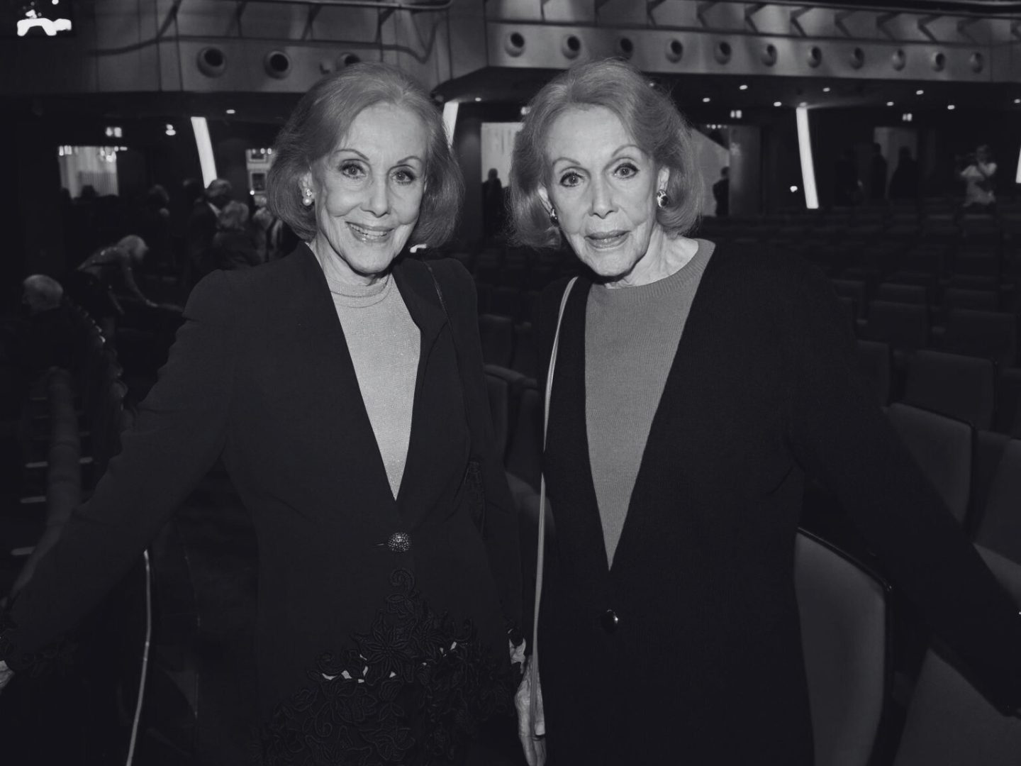 Die Kessler-Zwillinge verabschiedeten sich mit einem persönlichen Paket an Carolin Reiber.