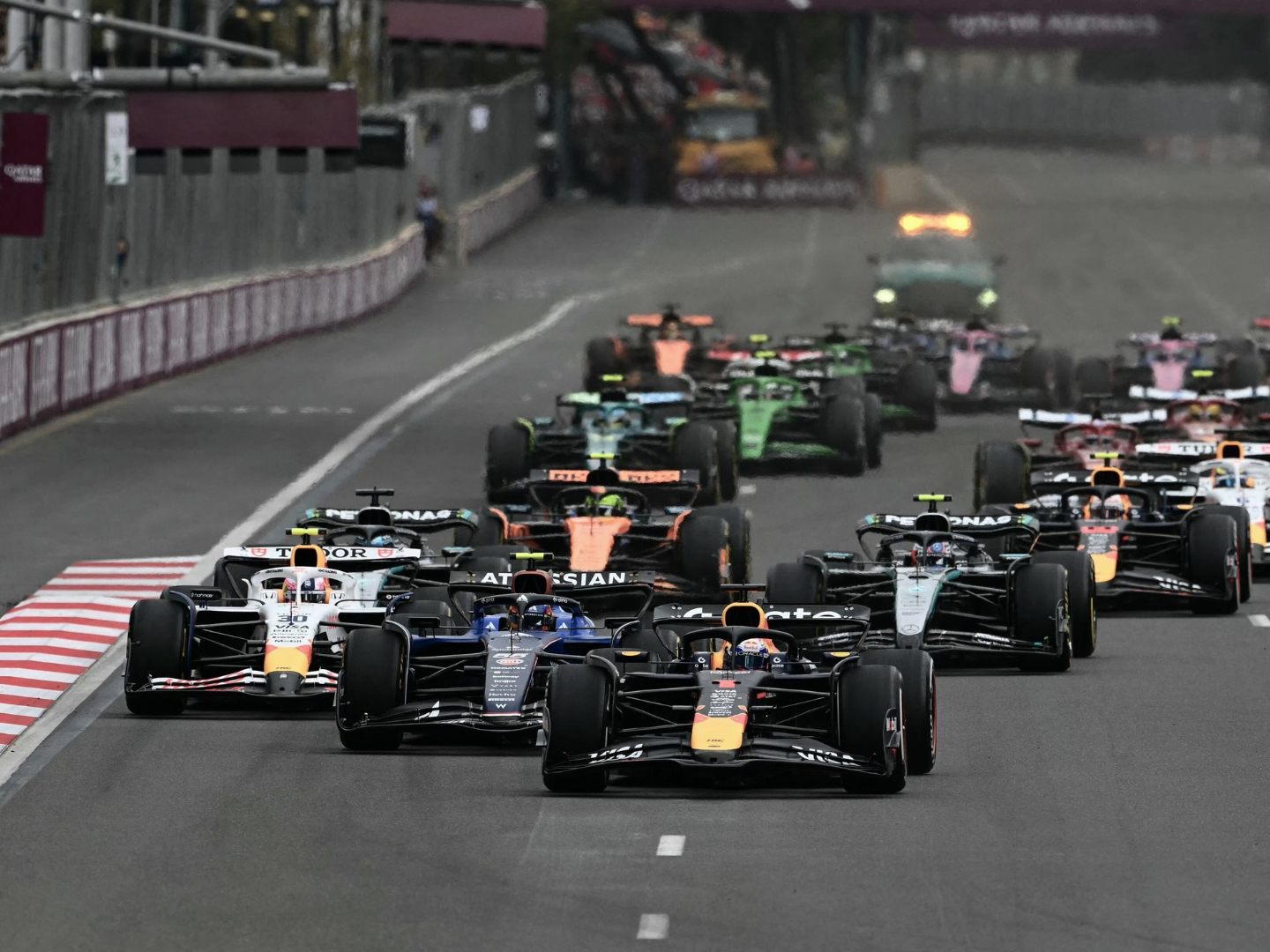 Ein Formel 1 Rennstall kehrt zu seinen Wurzeln zurück und tritt ab 2026 mit neuem Namen und Logo auf.