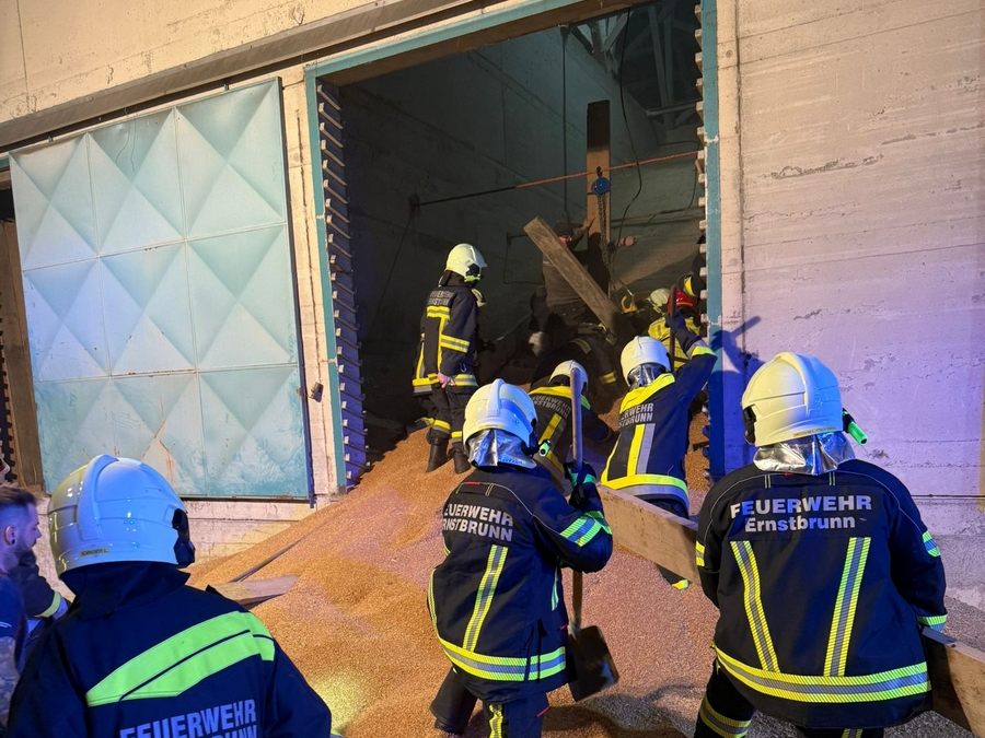 Ein 21-Jähriger wurde in einem Silo in Ernstbrunn von Getreide verschüttet.
