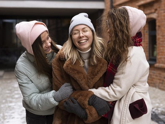 Quests bei aha plus machen es möglich, Freundlichkeit und Zusammenhalt zu fördern und dabei Punkte zu sammeln.