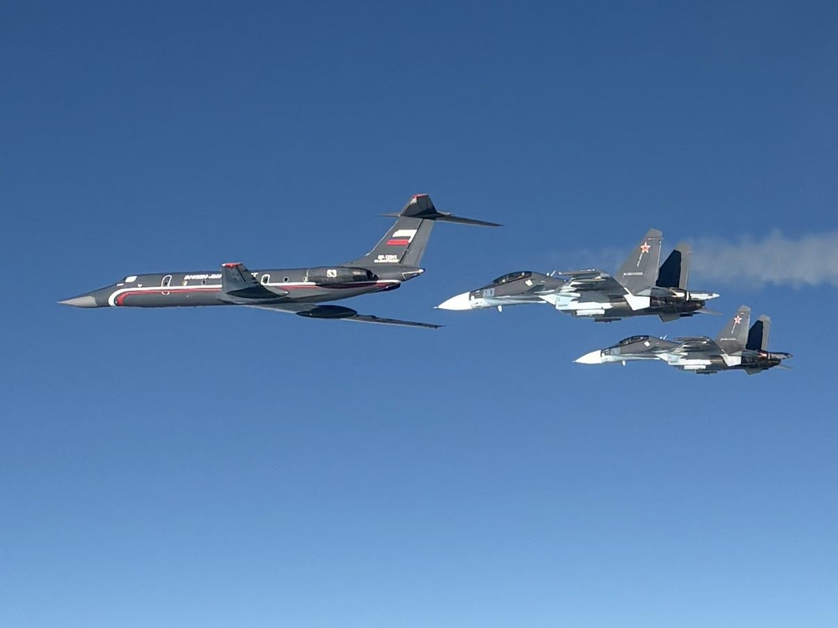 Nato fängt seltene russische "Black Pearl" über dem Baltikum ab.