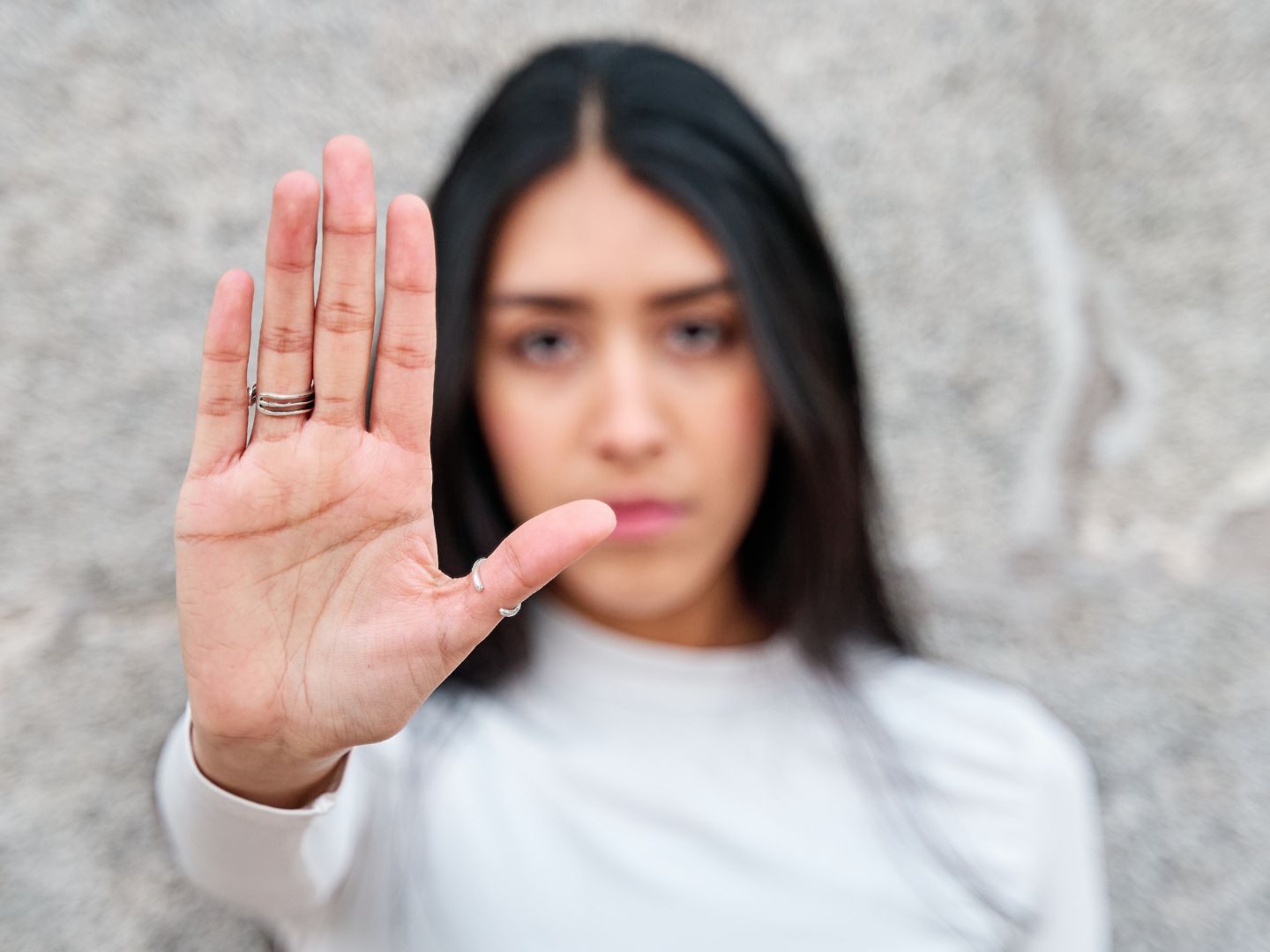 Gewalt am Arbeitsplatz beginnt oft schleichend. Grund genug, genau hinzuschauen. (Foto: Oscar/AdobeStock)