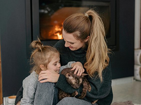 So ein Kaminfeuer ist urgemütlich. Aber damit es auch sicher ist, sollte man einige Dinge beachten – besonders wenn Kinder und Tiere im Haushalt leben. (Foto: Yan Krukau/Pexels)