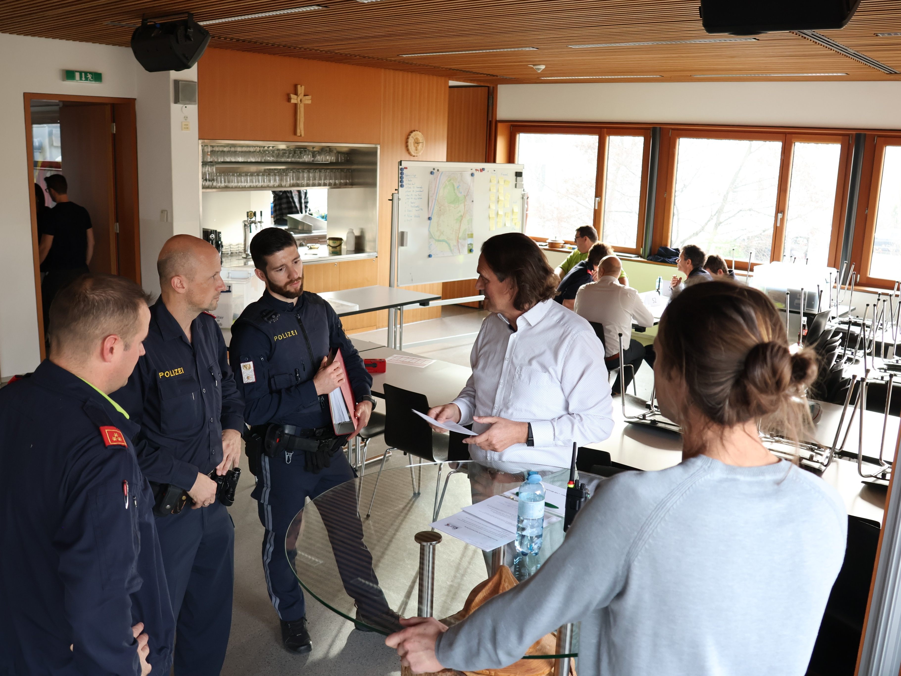 Einsatzleiter Bgm. Gerd Hölzl während der Übung im Gespräch mit Kräften der Bundespolizei