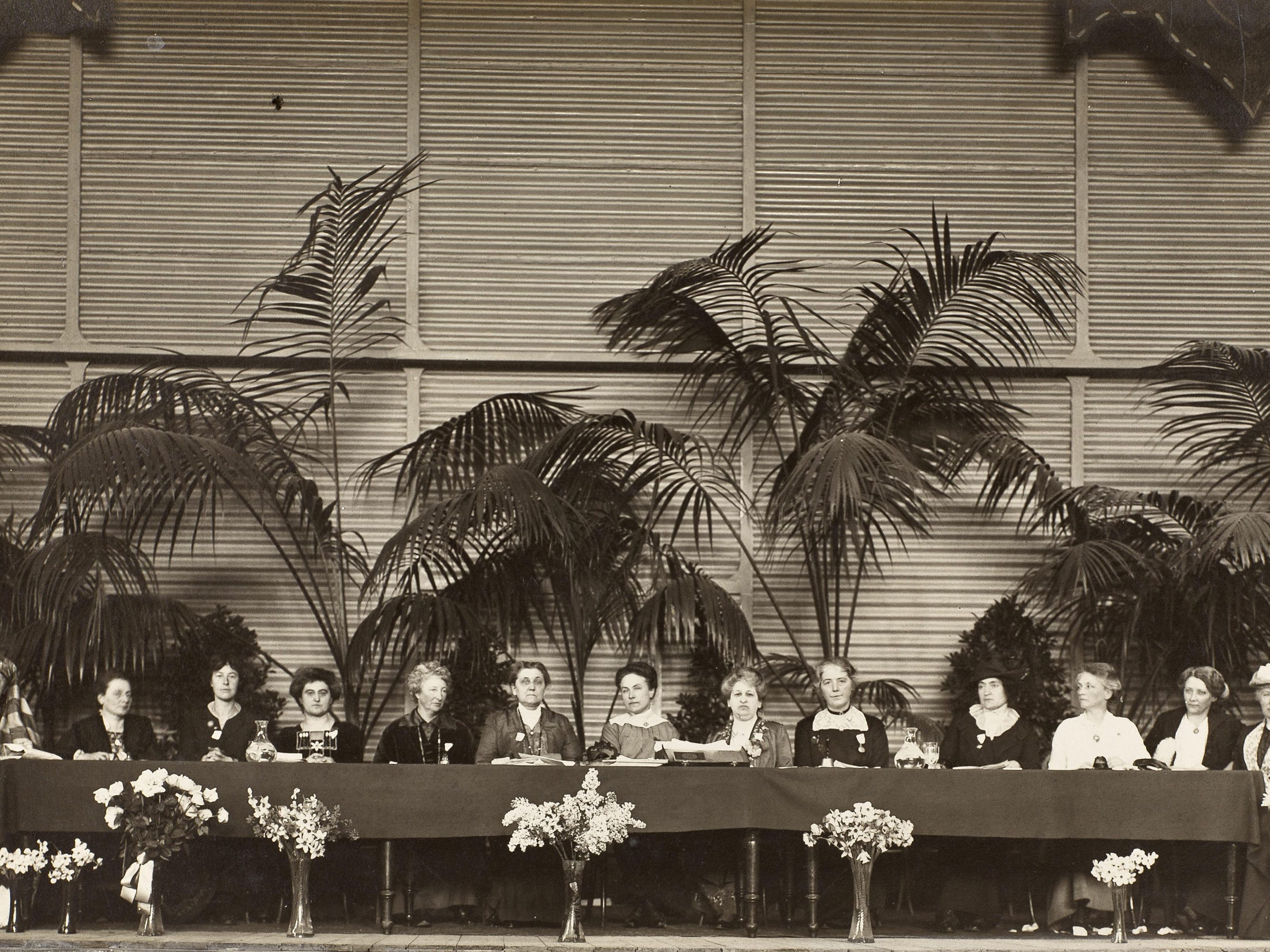 Delegierte der Internationalen Frauenkonferenz für Frieden und Freiheit Den Haag, NL, 28.–30. April 1915 © Wikimedia Commons Von links nach rechts: Lucy Thoumaian (Armenien), Leopoldine Kulka (Österreich), Laura Hughes (Kanada), Rosika Schwimmer (Ungarn), Anita Augspurg (Deutschland), Jane Addams (USA), Eugénie Hamer (Belgien), Aletta Jacobs (Niederlande), Chrystal Macmillan (Großbritannien), Rosa Genoni (Italien), Anna Kleman (Schweden), Thora Daugaard (Dänemark), Louise Keilhau (Norwegen)