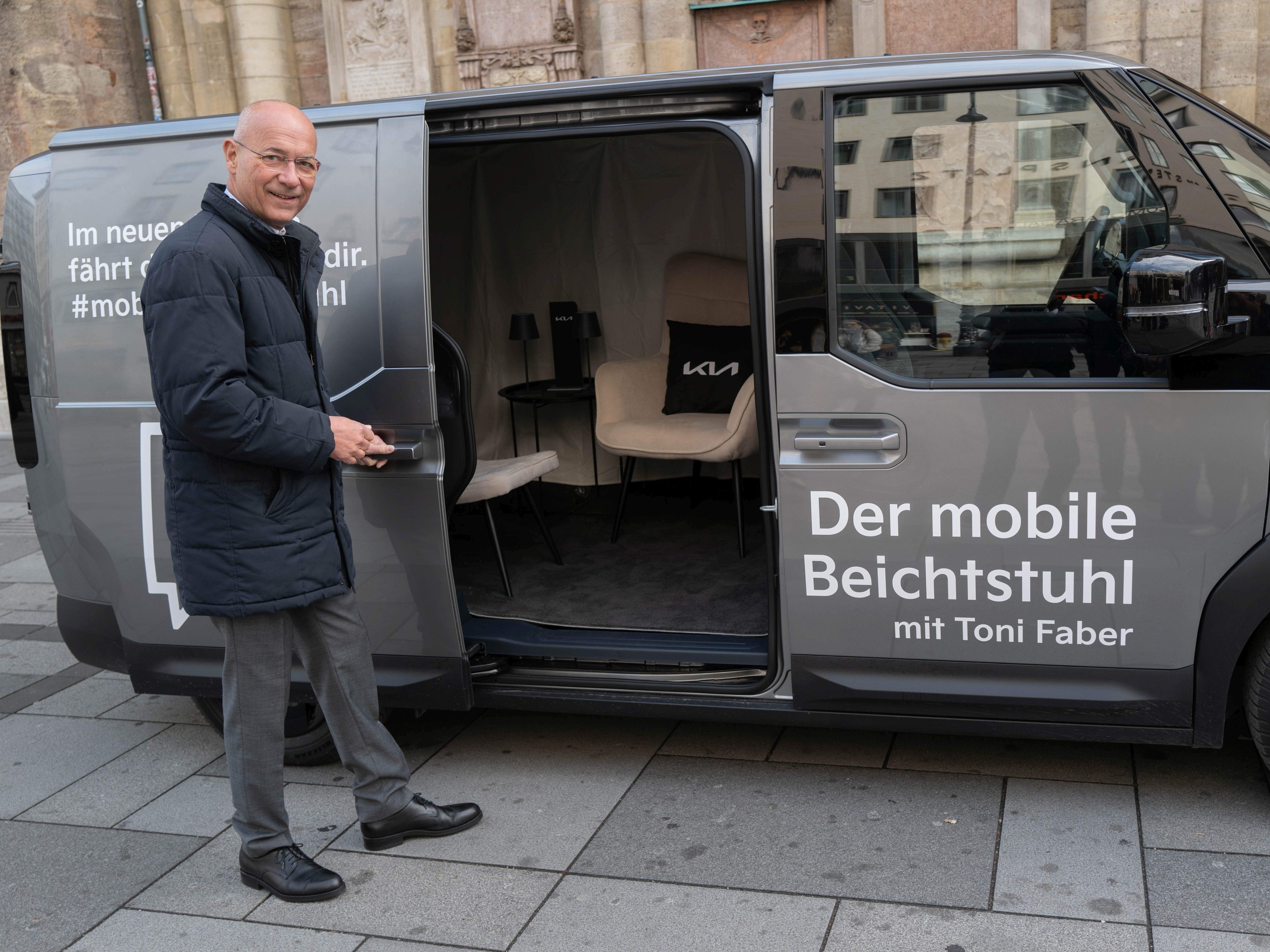 Dompfarrer Toni Faber machte den Kia PV5 zum mobilen Beichtstuhl.