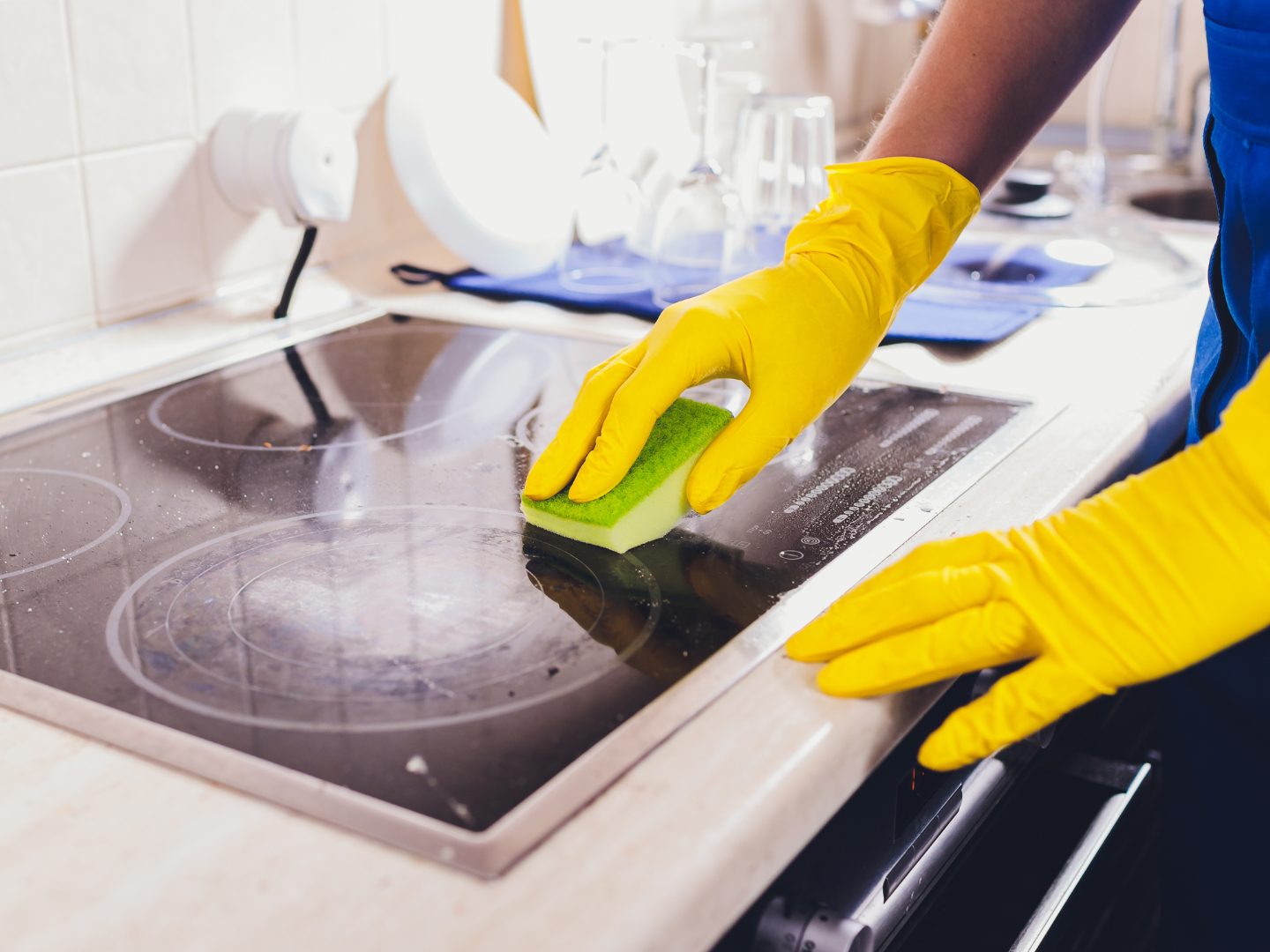 Kratzer auf dem Glaskeramikkochfeld müssen nicht das Aus bedeuten.