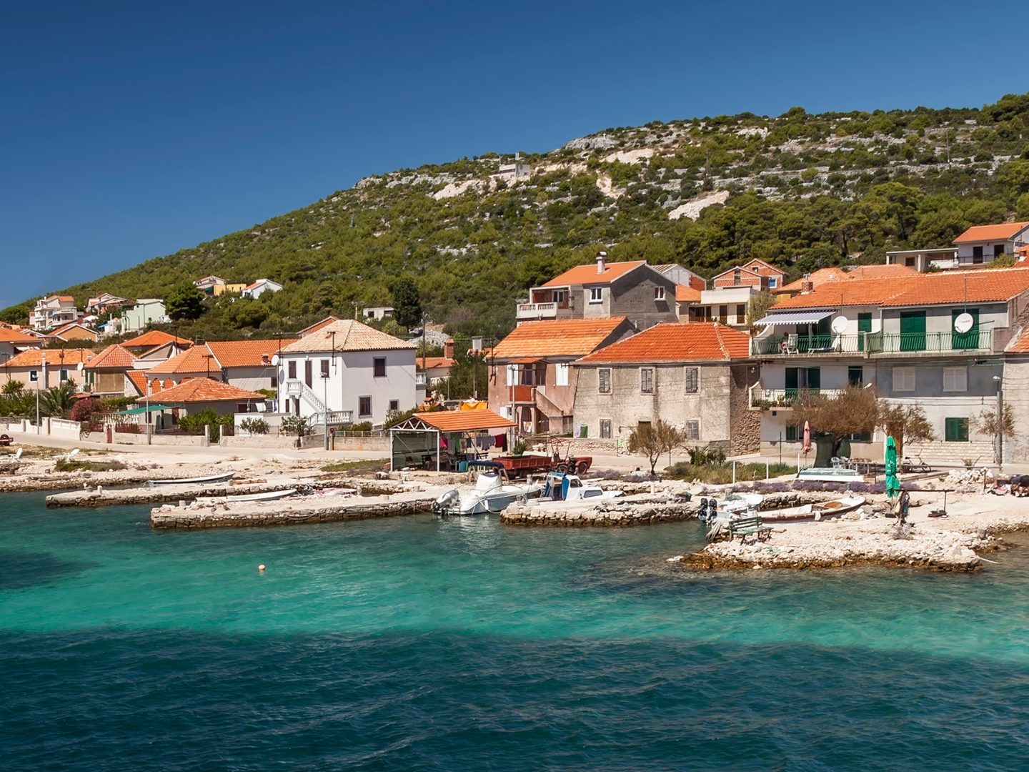 Die Bewohner – meist Senioren – frieren, hungern und warten vergeblich auf Hilfe. Das Wetter verhindert Reparaturen.