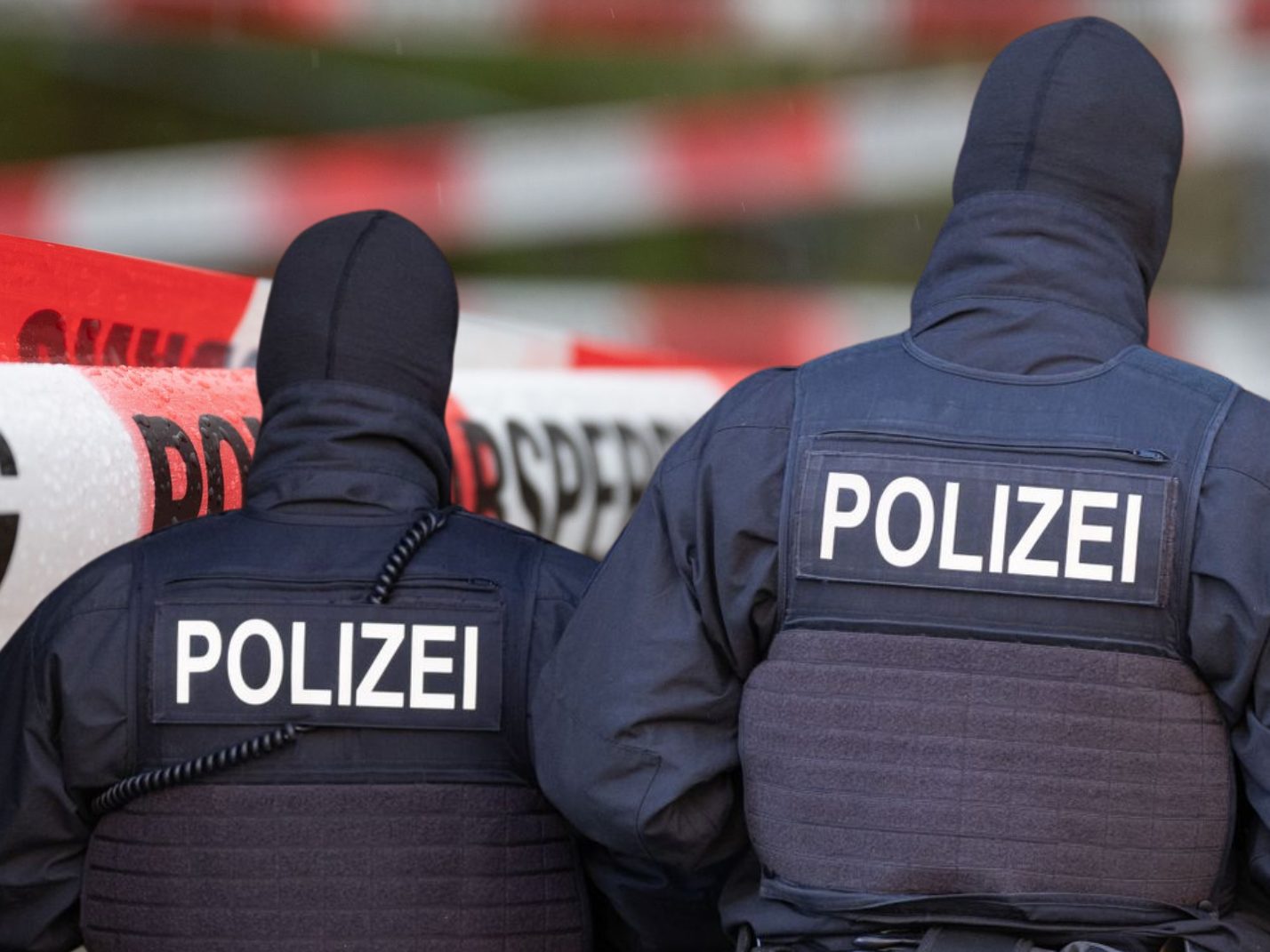 Die Polizei ermittelt in einem Fall, der auf ein mutmaßliches Familiendrama hindeutet.