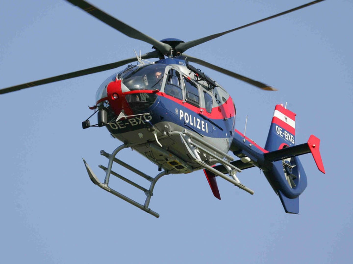 Der Polizeihubschrauber flog dem Mann zu Hilfe.
