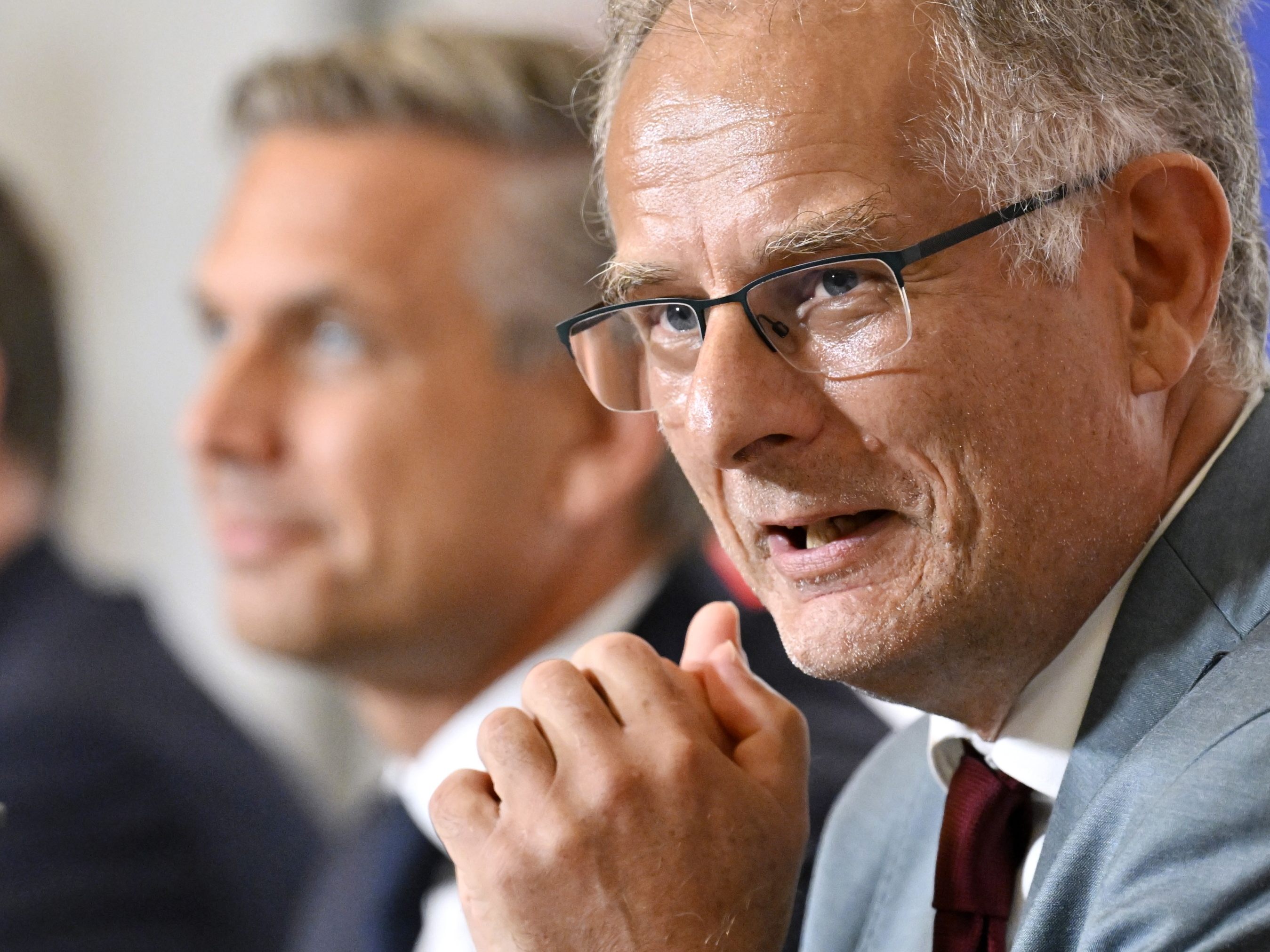 Wirtschaftsminister Wolfgang Hattmannsdorfer (ÖVP; links) und Finanzminister Markus Marterbauer (SPÖ; rechts) bei einer Klausur der Bundesregierung im September 2025.