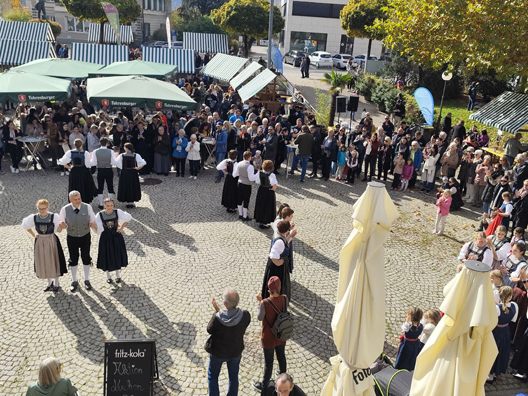 Von asiatischen und orientalischen Spezialitäten bis zu Kunsthandwerk und Puppenspiel – der Markt der Kulturen bringt die Welt nach Bludenz.