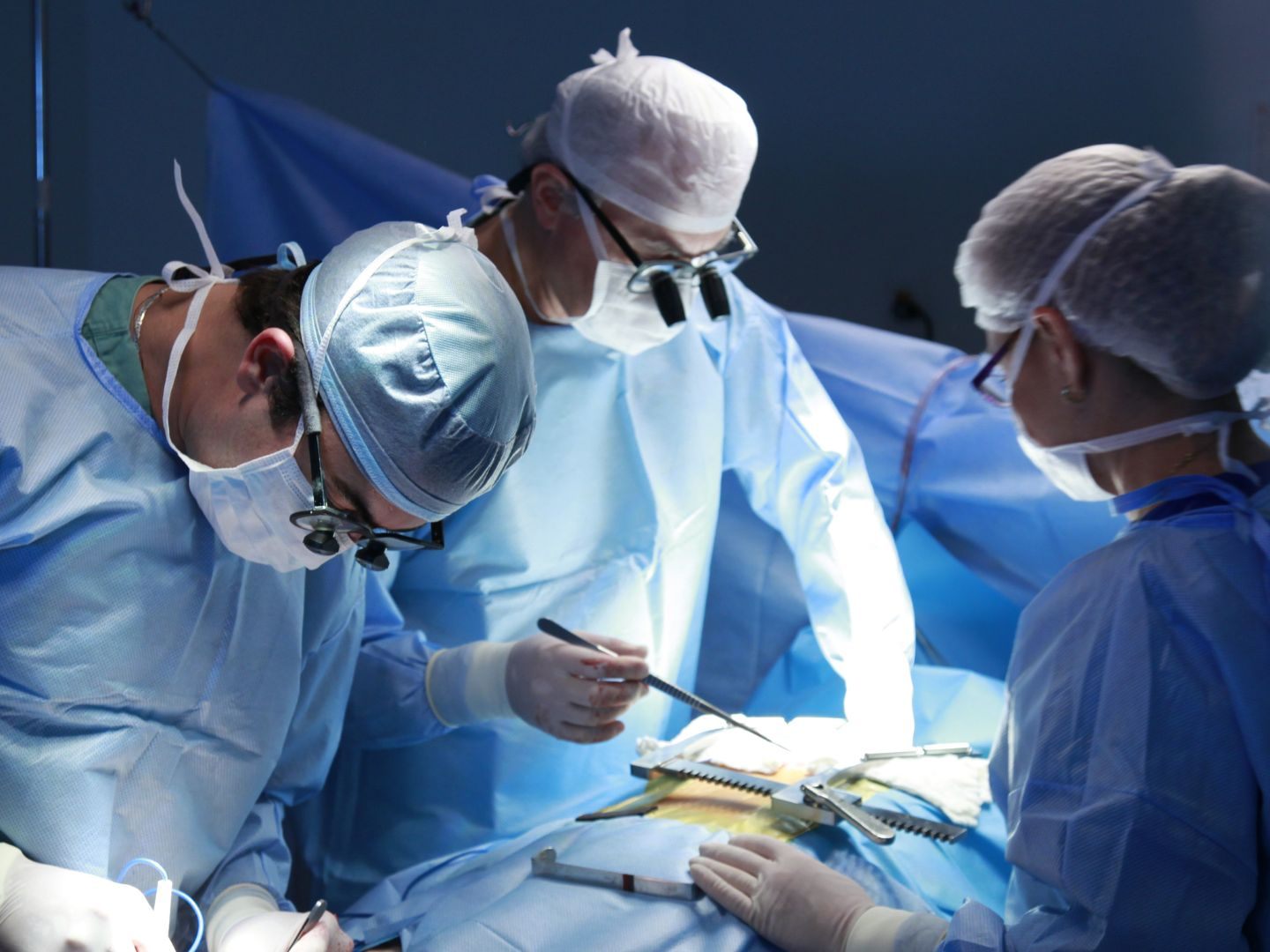 Ein 42-Jähriger wurde durch einen Schuss lebensgefährlich verletzt und fuhr anschließend selbst ins Krankenhaus.