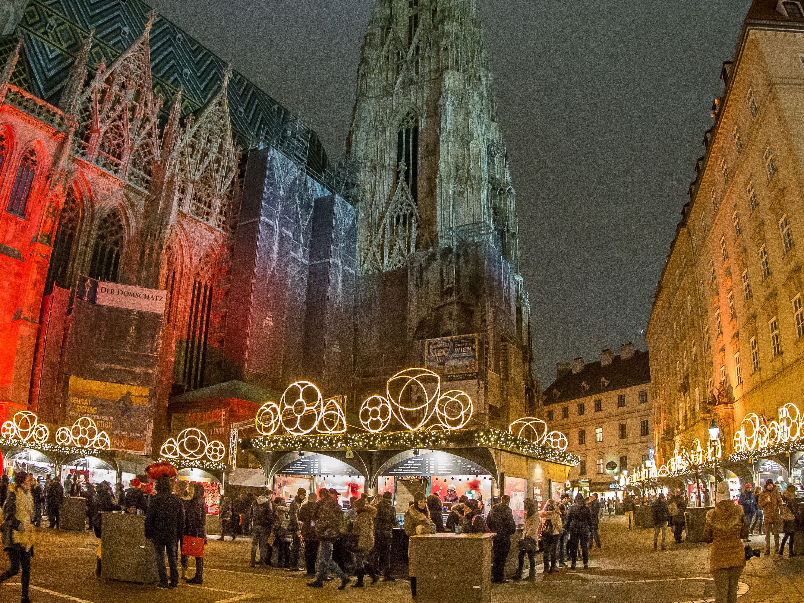 Dem Stephansdom vorgelagert verzaubert der Weihnachtsmarkt am Stephansplatz jährlich die zahlreichen Besucher.