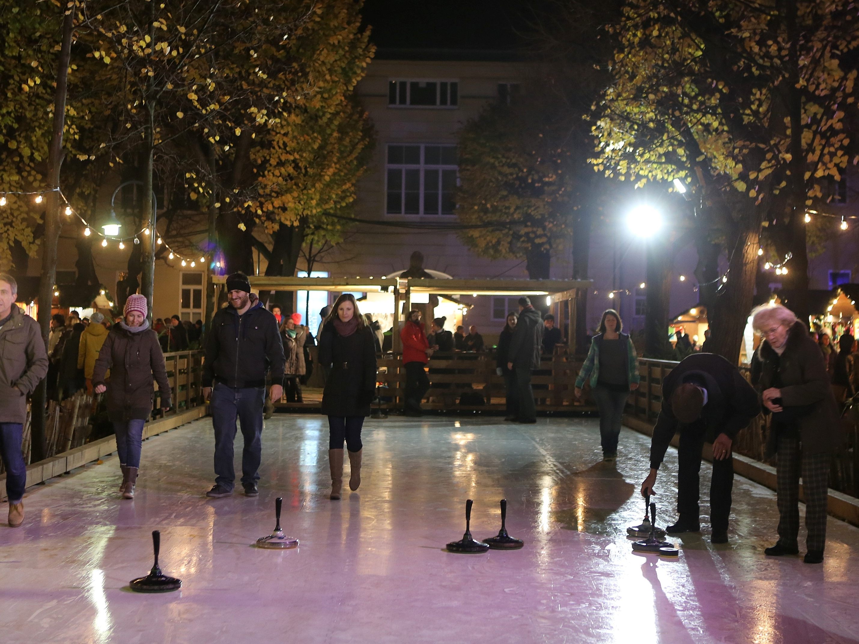 Eisstockschießen beim Weihnachtsdorf im Alten AKH.