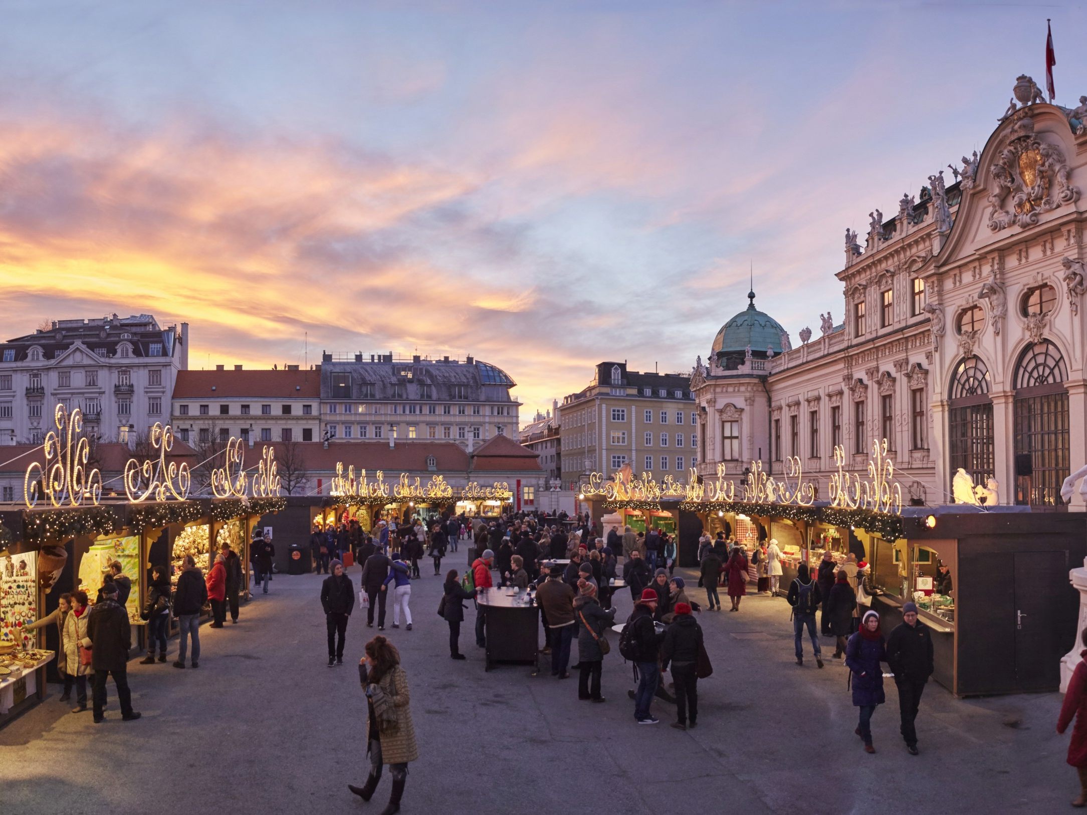 Romantische Stimmung, kunstvolles Handwerk und Kulinarik beim Weihnachtsdorf Schloss Belvedere 2025.