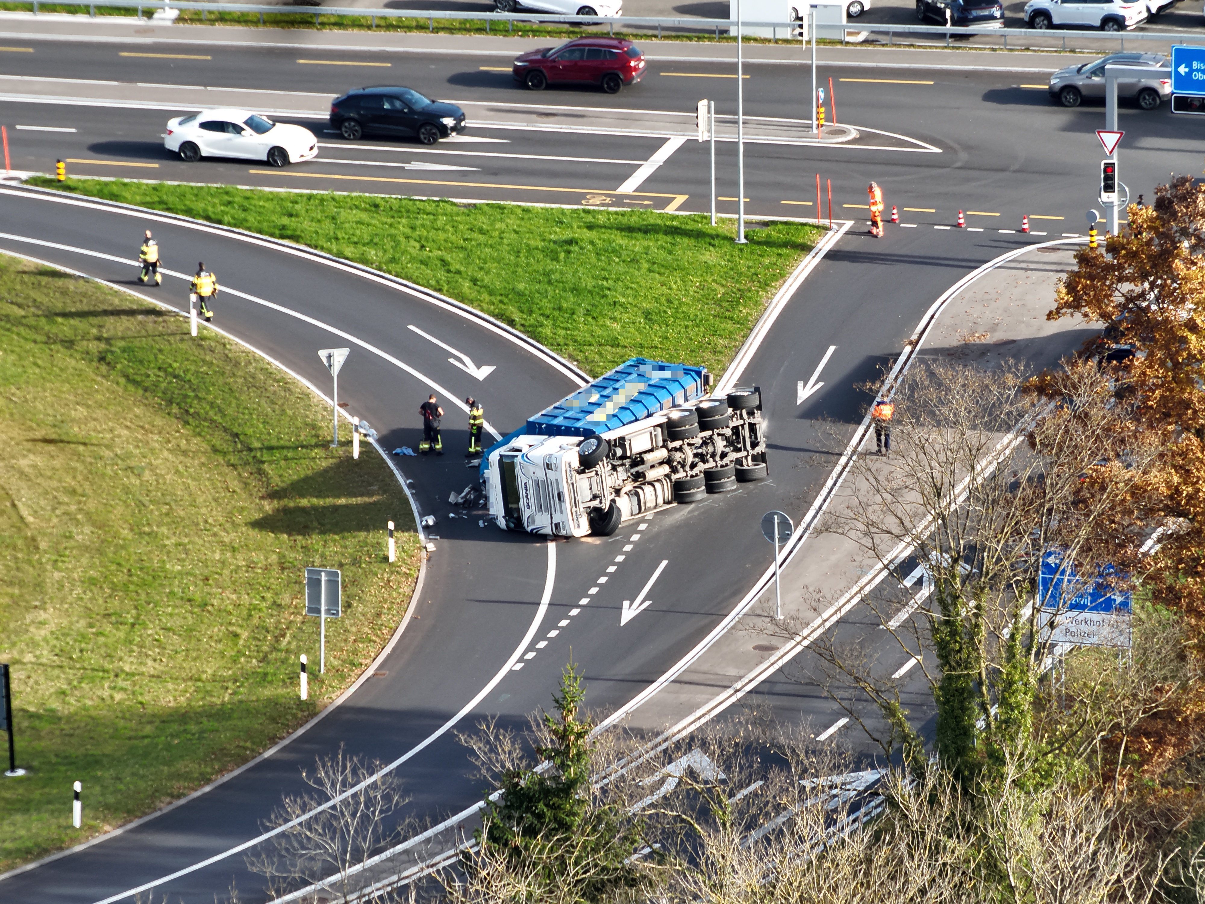 Bei Oberbüren kippte ein Lkw wegen einer nicht gesicherten Mulde um.