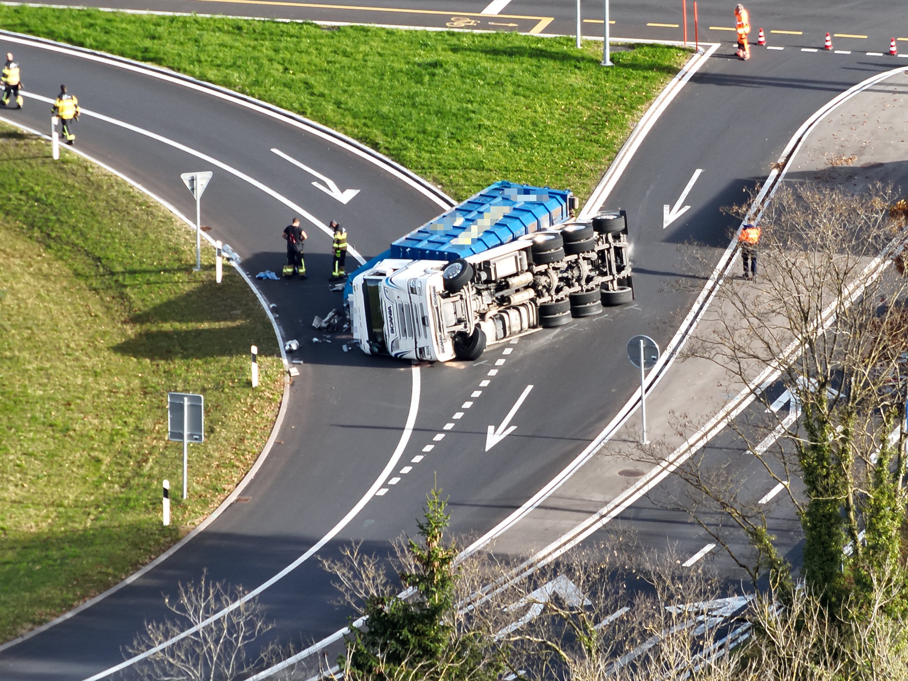 Der Lastwagen kam mitten auf der Einfahrt zu liegen