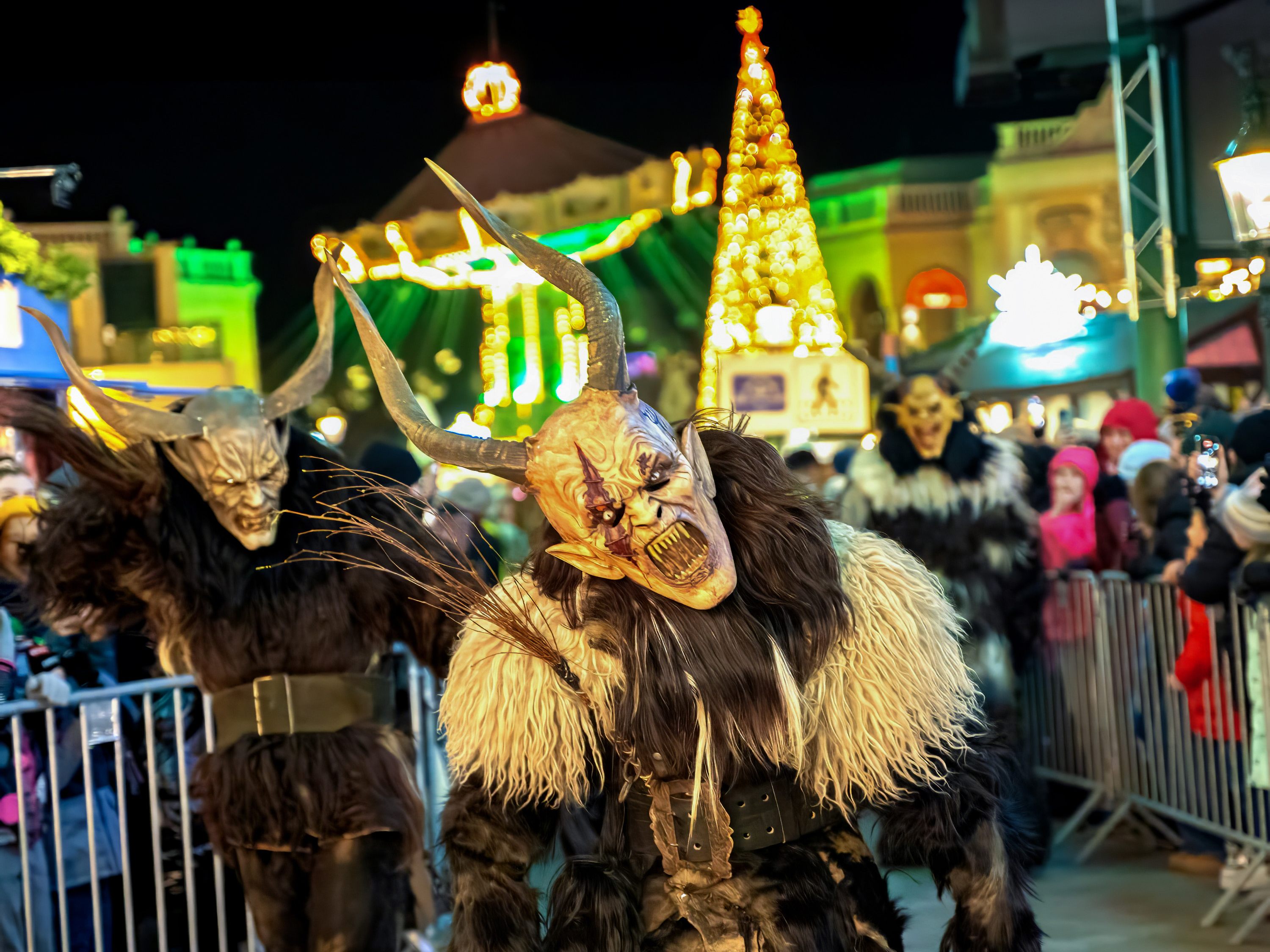 Beim Wintermarkt am Riesenradplatz treiben 200 Höllengestalten traditionell die Wintergeister aus.