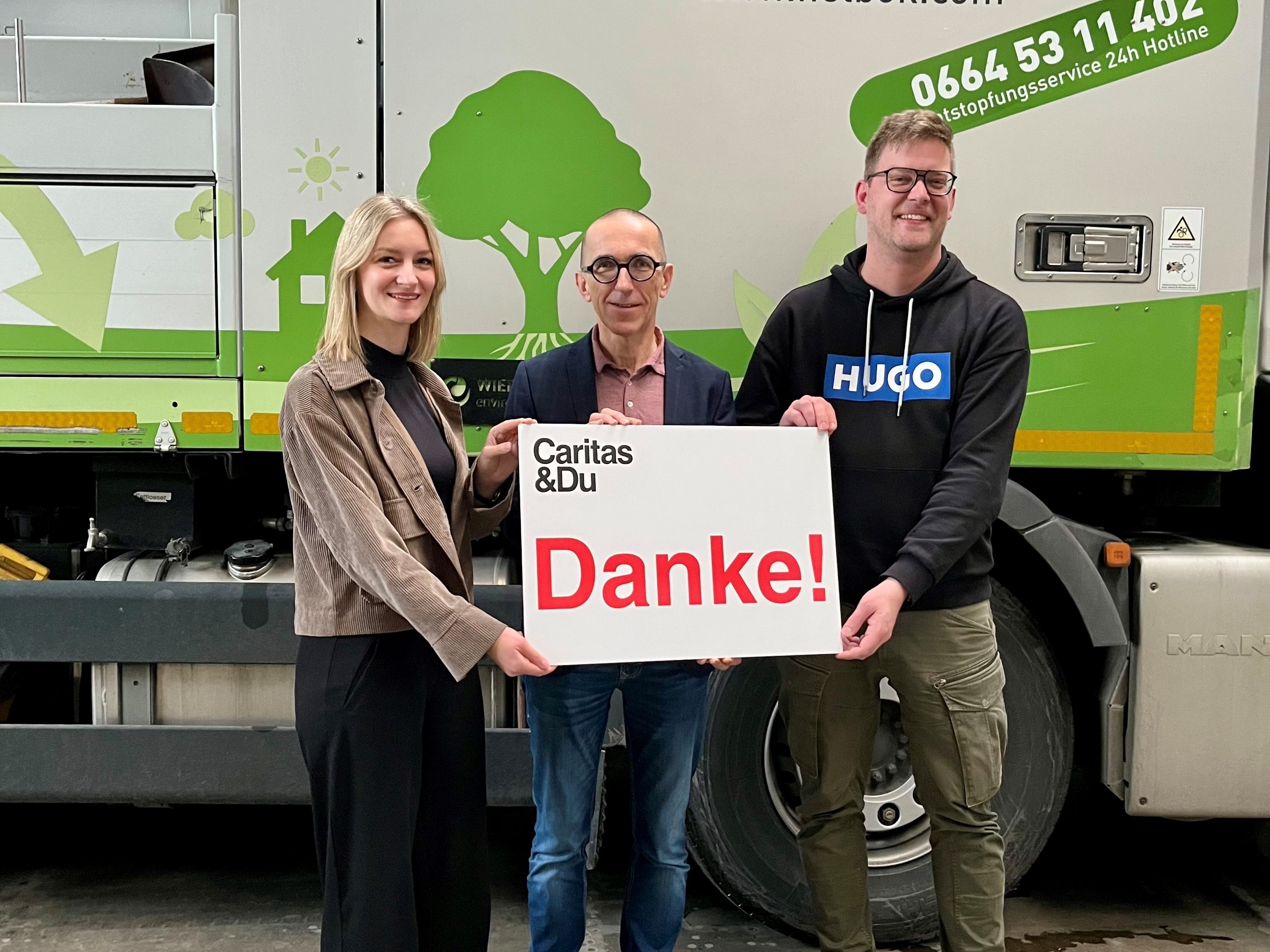 Eva Helbok-Mayer und Andreas Helbok vom Familienunternehmen Helbok GmbH mit Caritasdirektor Walter Schmolly.