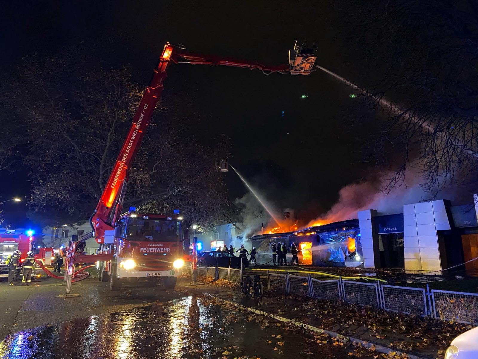 Großbrand in Wiener Disco Club Village ausgebrochen