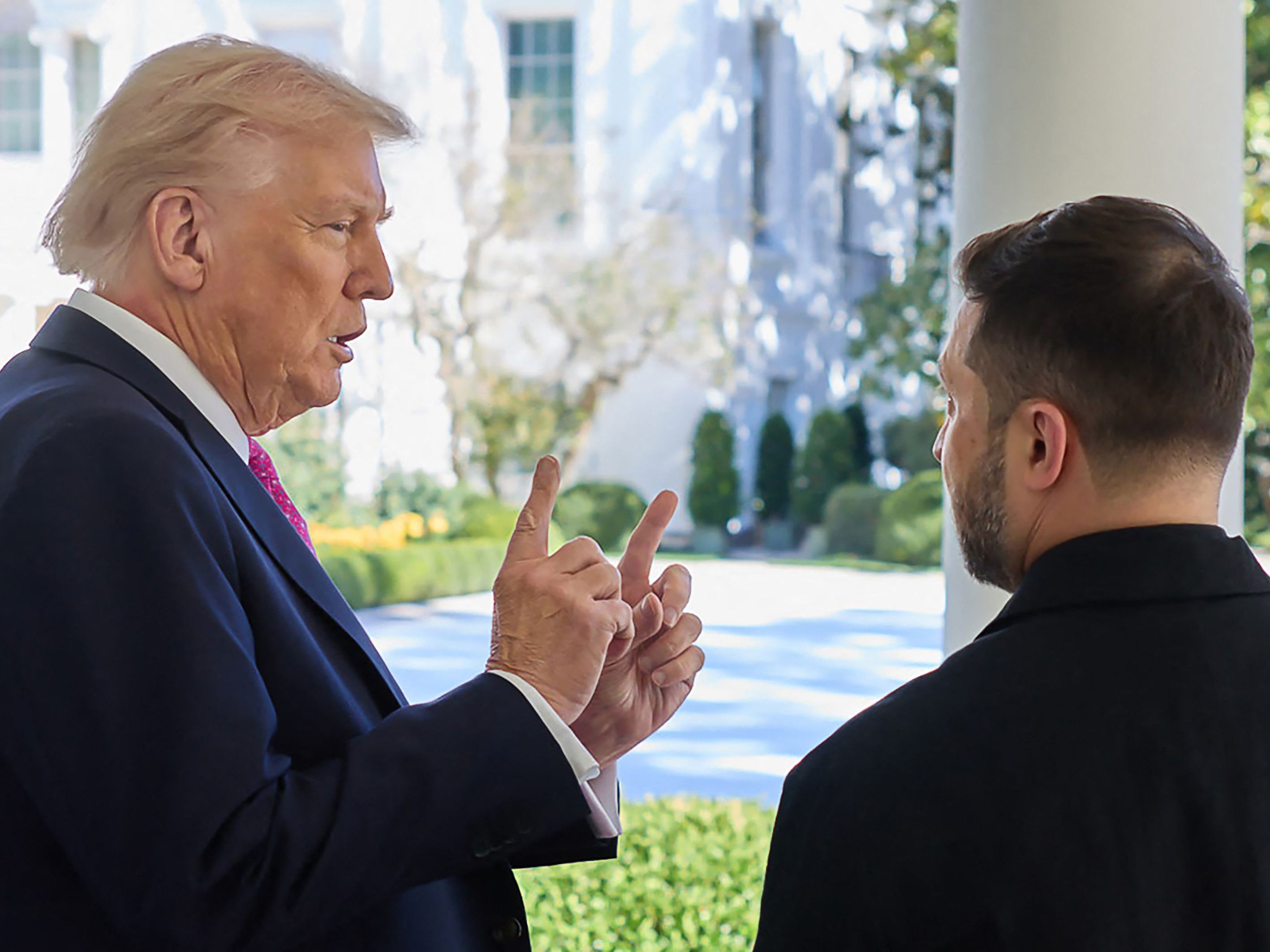 Wolodimir Selenskyj (r.) bei einem Treffen mit Donald Trump (l.) im Weißen Haus am 18. Oktober 2025.