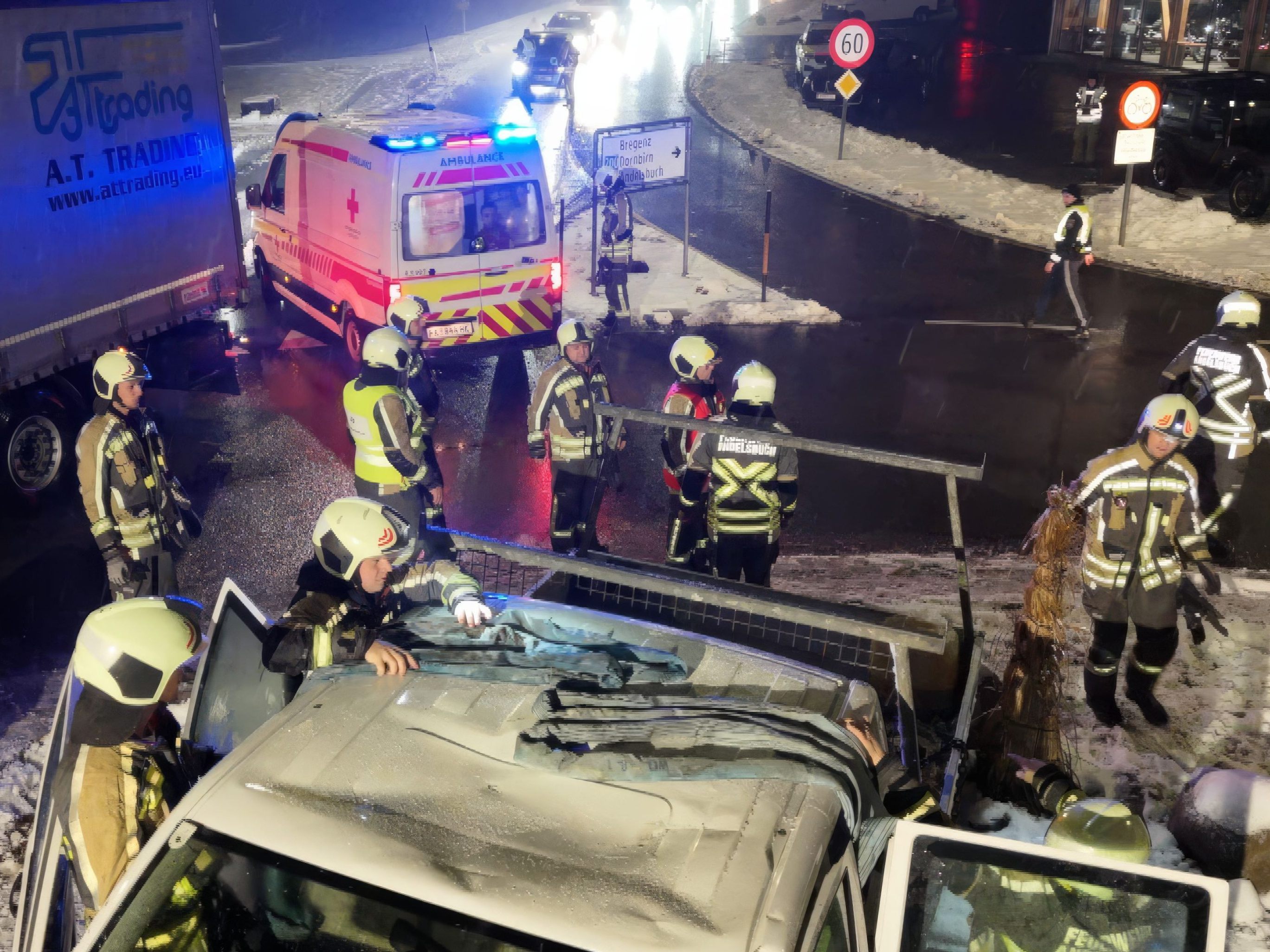 Einsatz am Kreisverkehr in Andelsbuch, Feuerwehr und Rettung im Einsatz.