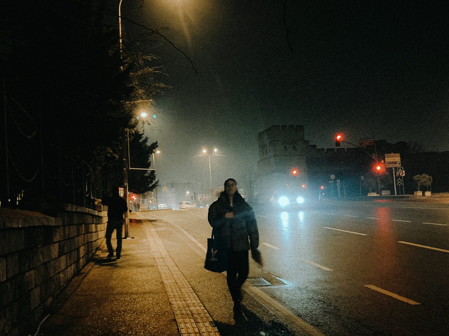 Neue ÖAMTC-Erhebung zeigt: 71 Prozent der Fußgänger sind bei Dunkelheit kaum sichtbar.