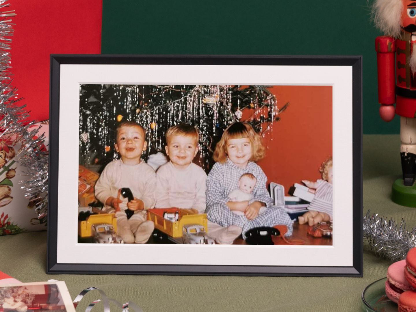 Wir verlosen den digitalen Bilderrahmen Aura Carver Mat.