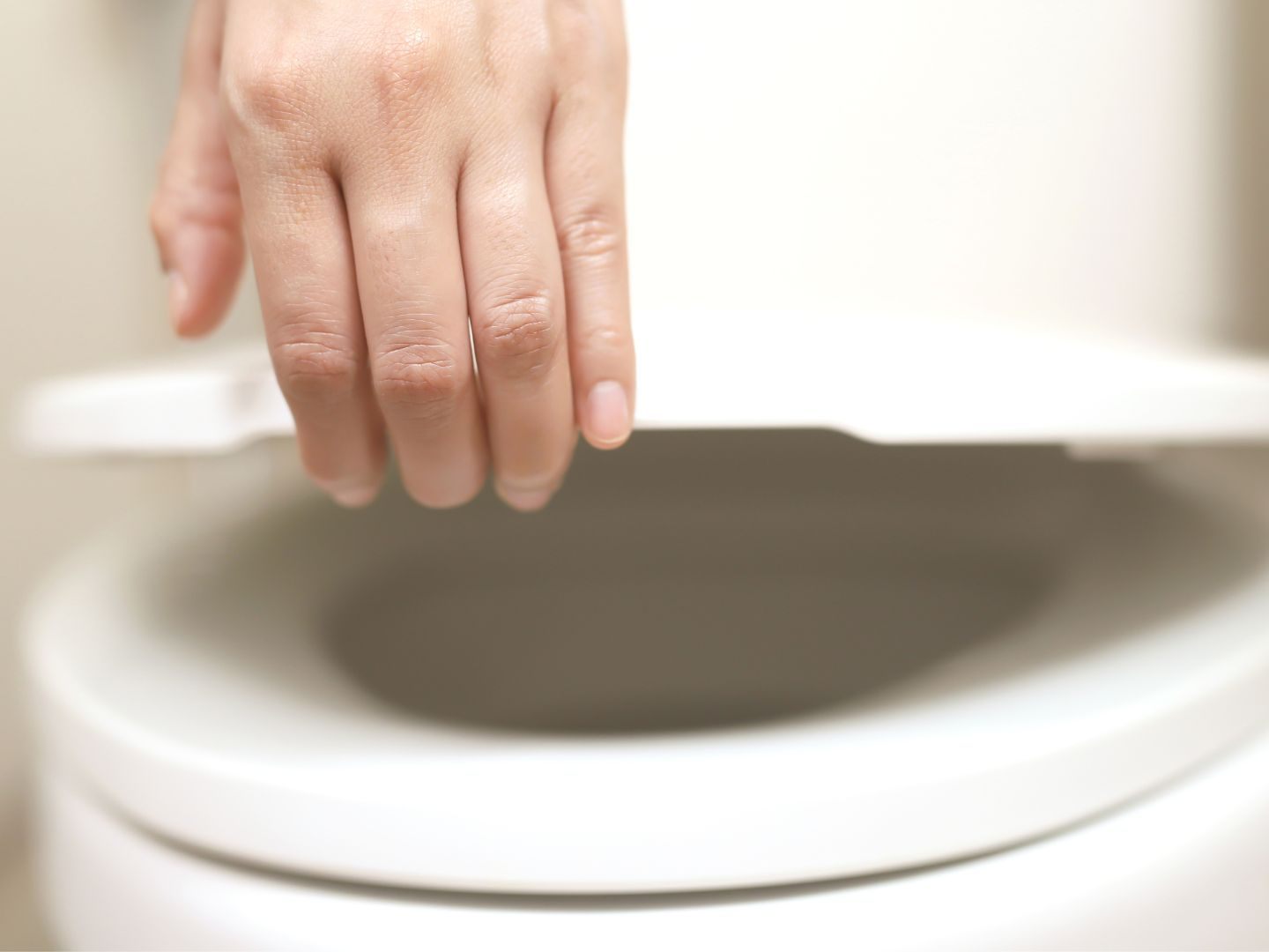 Was passiert, wenn du den Toilettendeckel offen lässt? Die Antwort überrascht.