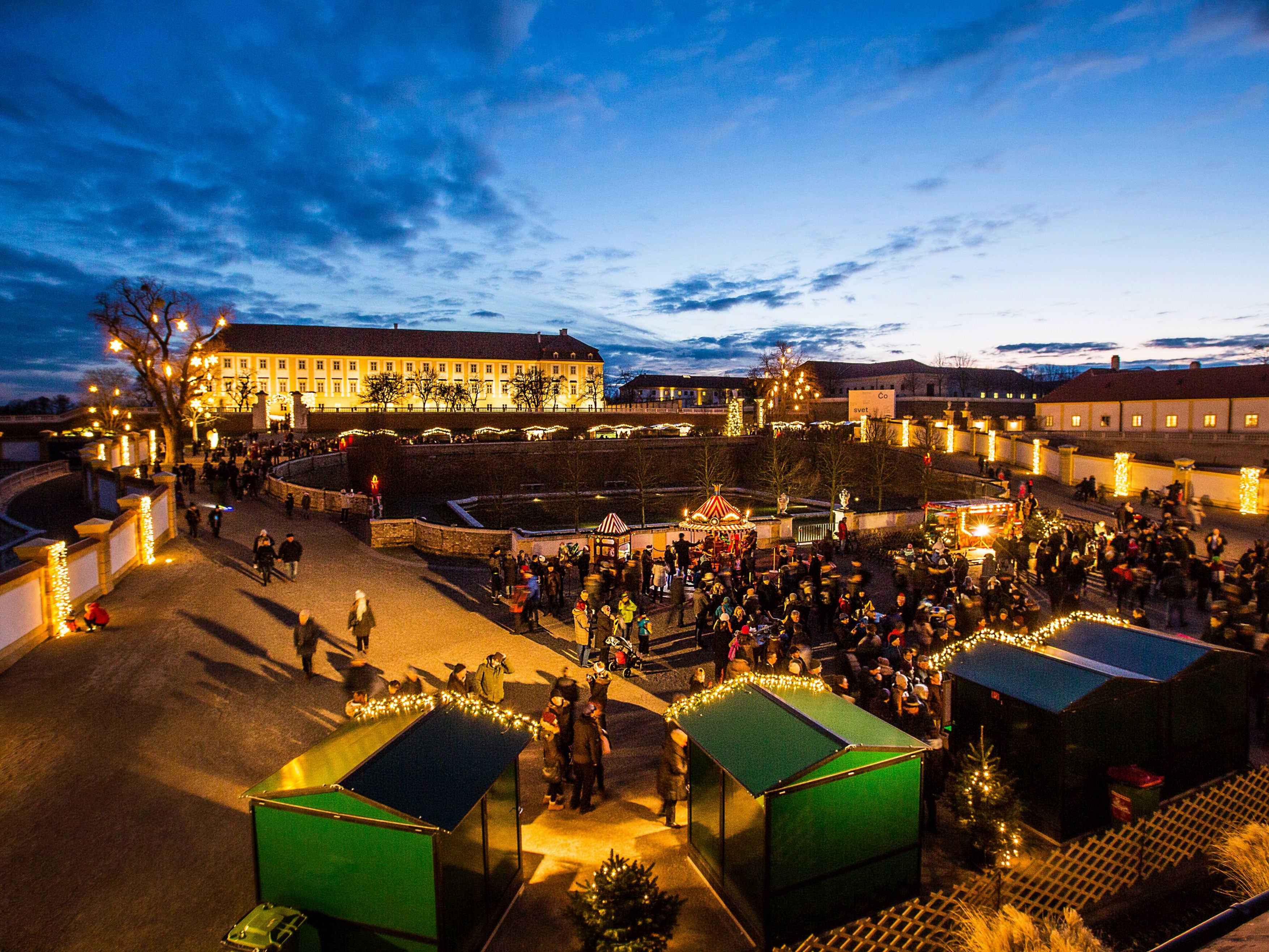 Der traditionelle Weihnachtsmarkt von Schloss Hof startet wieder.