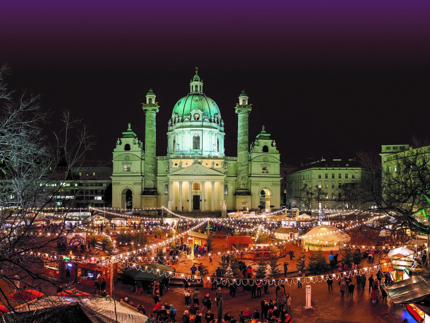 Der Art Advent bietet eine einzigartige Kulisse vor der Karlskirche.