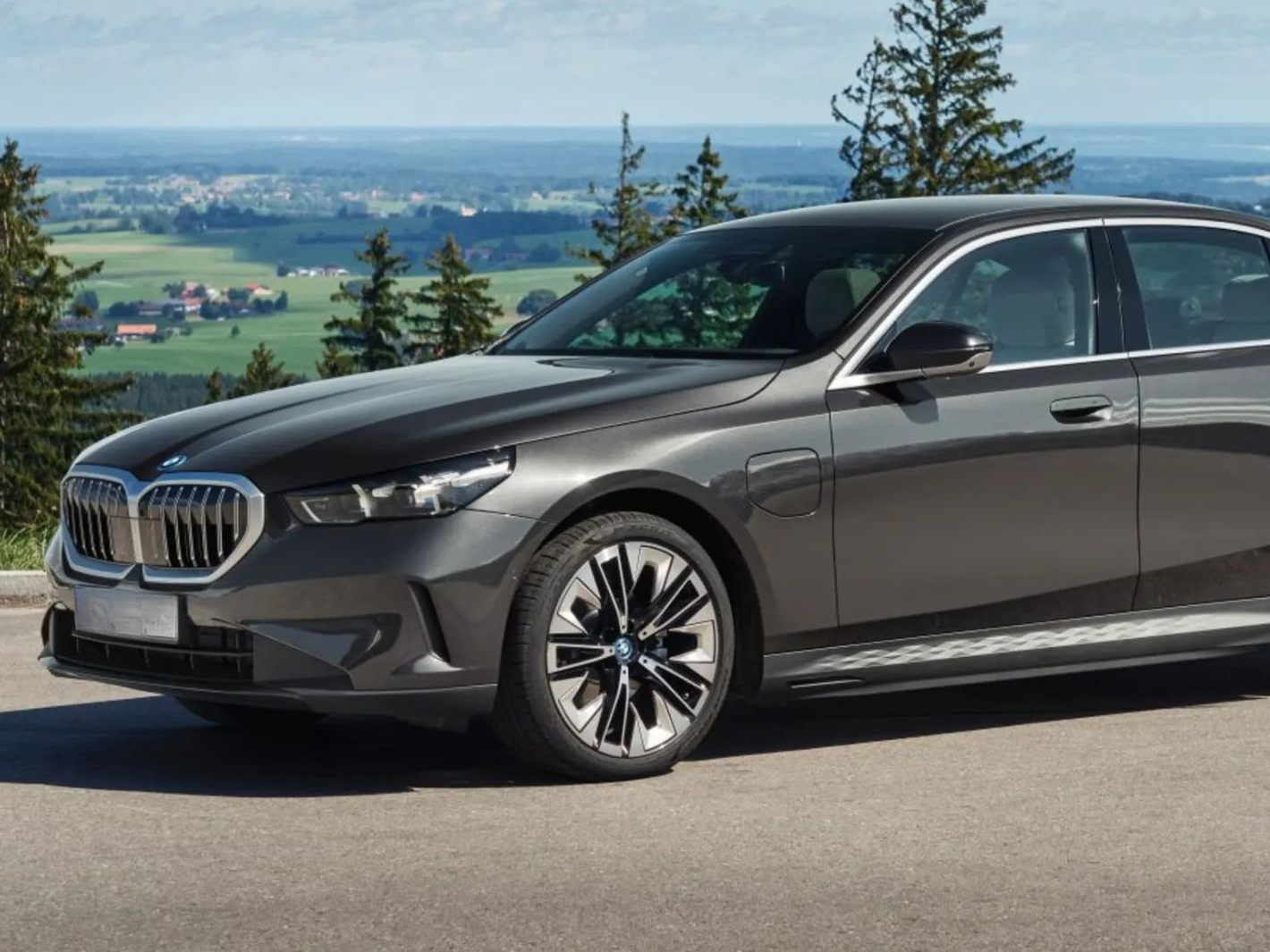 Landeshauptmann Markus Wallner (ÖVP) fährt einen BMW 550e xDrive mit 498 PS.