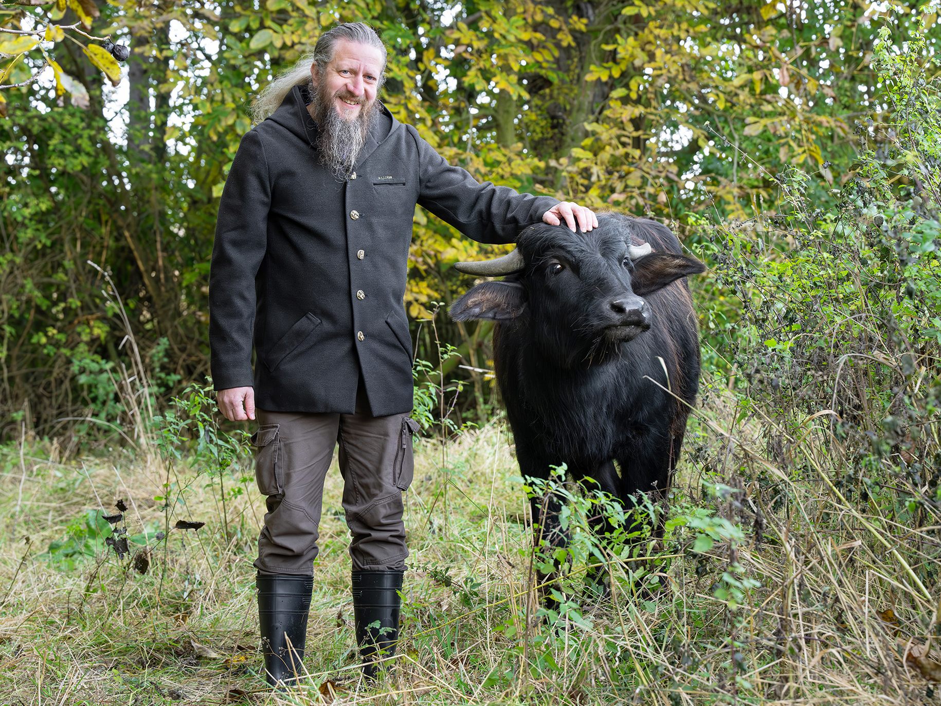 Alexander Ernst, Geschäftsführer des Naturpark Leiser Berge, mit Hauswasserbüffel.
