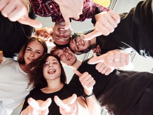 Unter dem Motto „Gut sorgen für andere und sich selbst“ bietet das Webinar praktische Tipps für die Beziehungsarbeit mit Jugendlichen.