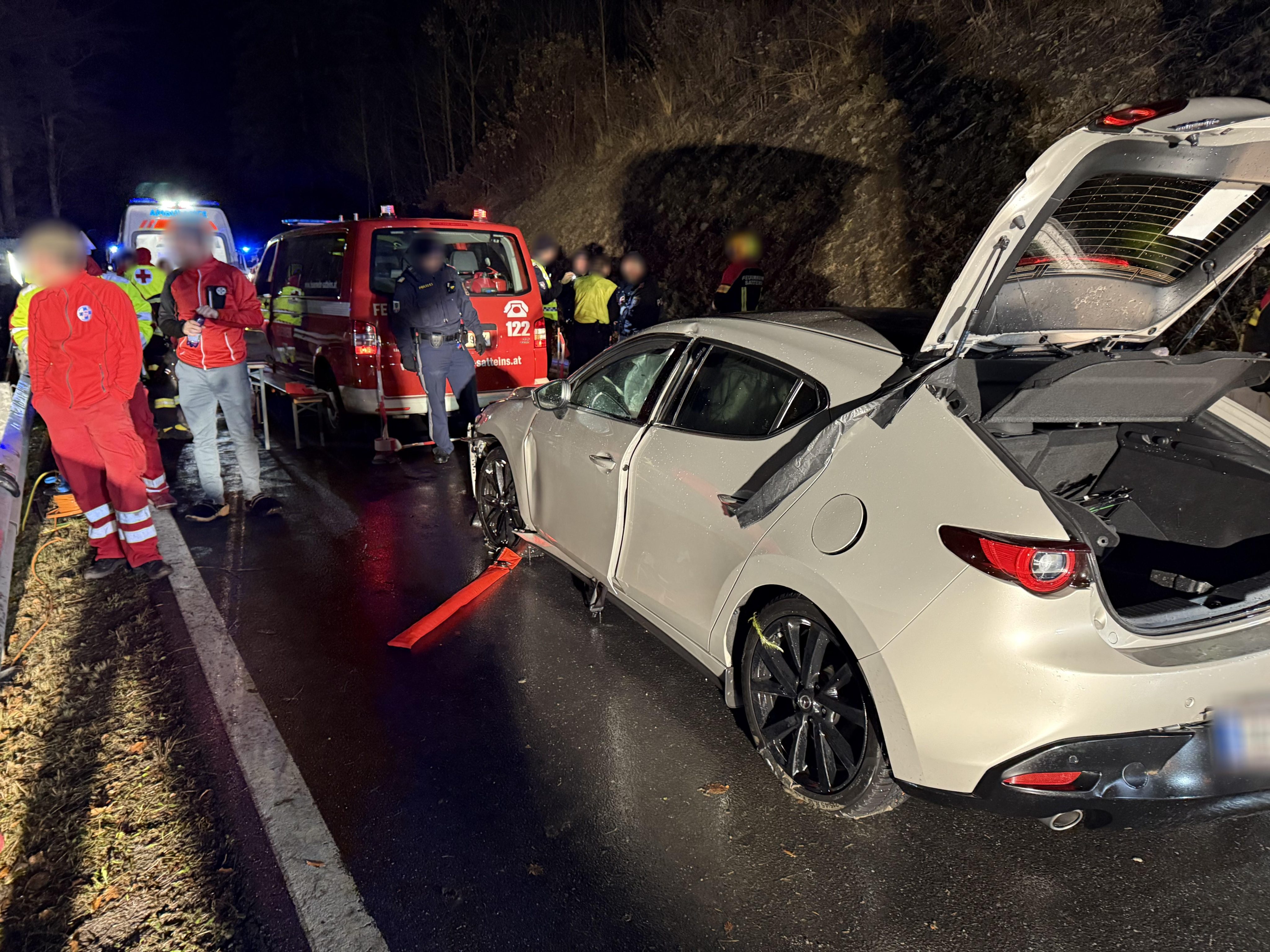 Das geborgene Unfallfahrzeug nach dem Sturz in den See.