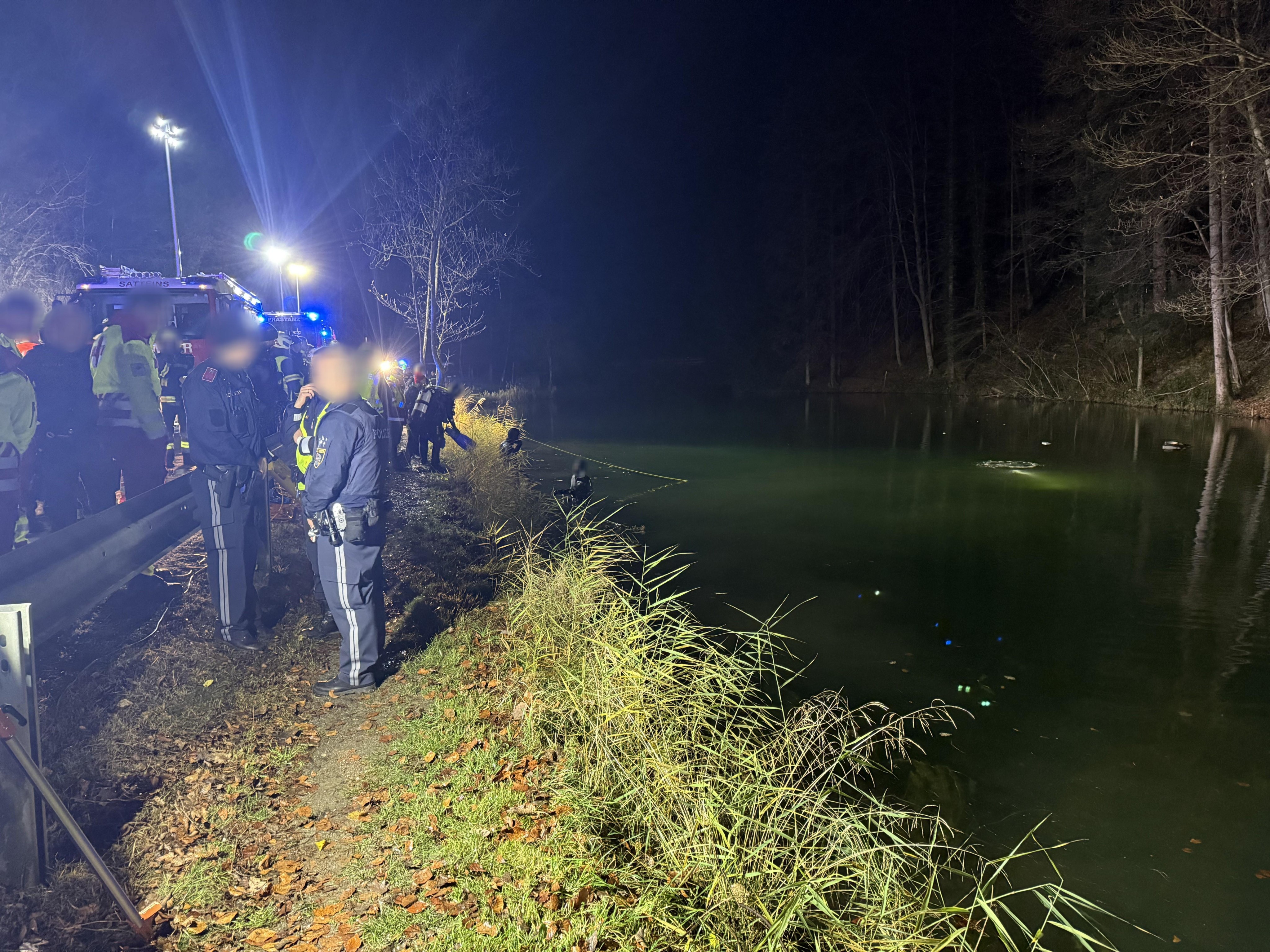 Einsatzfahrzeuge der Feuerwehr und der Wasserrettung in der Nacht auf Montag beim Schwarzen See in Satteins.